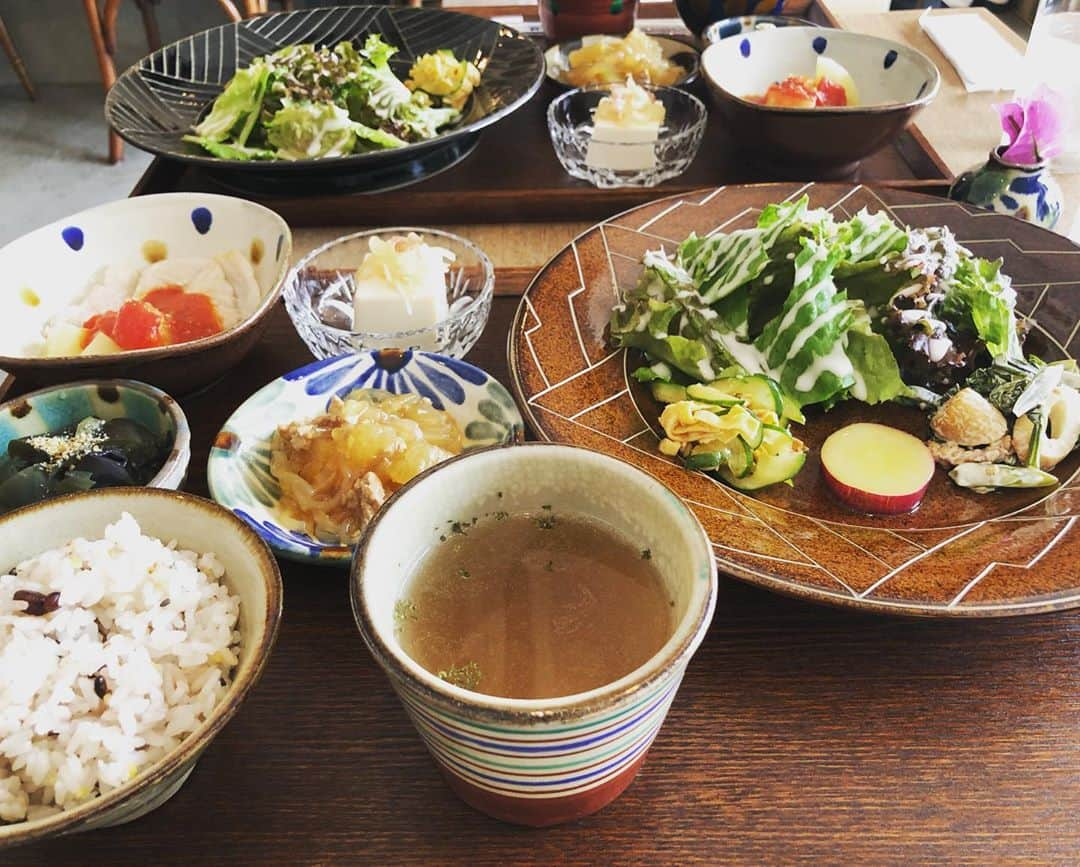 妃乃あんじさんのインスタグラム写真 - (妃乃あんじInstagram)「（ちょっと前の話） ルイセと地元でランチ。ご近所すぎる私たち。 あいいろで健康ご飯。カフェはいつものCOZYで！とはいっても半年くらい会ってなかったね… その間私の知らないところで、せっせとHuuugの営業をしてくれてたルイセ。出来すぎくん。。ルイセの気持ちが何より励み…ありがとう♡ #煌海ルイセ #妃乃あんじ  #cozycoffeespot  #チン電のある町 #地元でチャリデート」9月8日 11時39分 - ange_hino