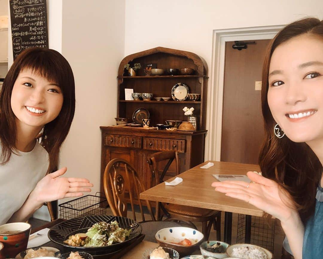 妃乃あんじさんのインスタグラム写真 - (妃乃あんじInstagram)「（ちょっと前の話） ルイセと地元でランチ。ご近所すぎる私たち。 あいいろで健康ご飯。カフェはいつものCOZYで！とはいっても半年くらい会ってなかったね… その間私の知らないところで、せっせとHuuugの営業をしてくれてたルイセ。出来すぎくん。。ルイセの気持ちが何より励み…ありがとう♡ #煌海ルイセ #妃乃あんじ  #cozycoffeespot  #チン電のある町 #地元でチャリデート」9月8日 11時39分 - ange_hino