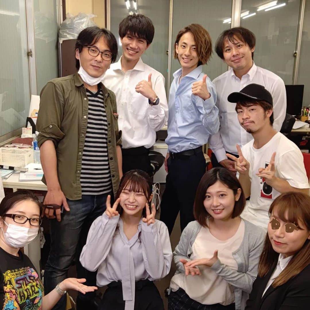 横道侑里のインスタグラム：「はじめてのホラー映画収録してきました♡ 最高に楽しかった！ 初ジャンル初キャラクター！ OL役立って！大人になった気がしたよね！ スタッフさんに19って言ったらびっくりされたの！ 嬉しかったぁぁあ！笑笑 素敵な現場でした💓 ディーボさんと写真撮っていただきました！ みんなと撮りたかった！また会える機会あったら撮るぞお！ 遠藤さんの目が写ってる写真スタッフさんどなたか送ってくださいまし😭笑笑」