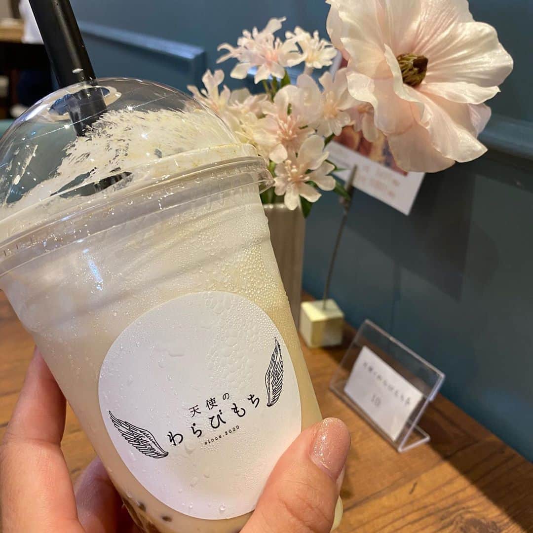 松川浩子さんのインスタグラム写真 - (松川浩子Instagram)「昨日の 番組ケータリングで エリーさんの差し入れ❣️ らっこが可愛いすぎるぅ。  有野さんからはどら焼きで 甘いものいっぱいでした。  そして私は 毎日放送近くの 中崎町にある @tenshino_warabimochi から中継！  わらびもちドリンク 斬新でした。  わらびもち大好きだから 幸せだったなぁ〜  #ちちんぷいぷい#天使のわらびもち #わらびもちドリンク #東京ばな奈 #今日も中継でーす」9月8日 11時40分 - hiroko_matsukawambs