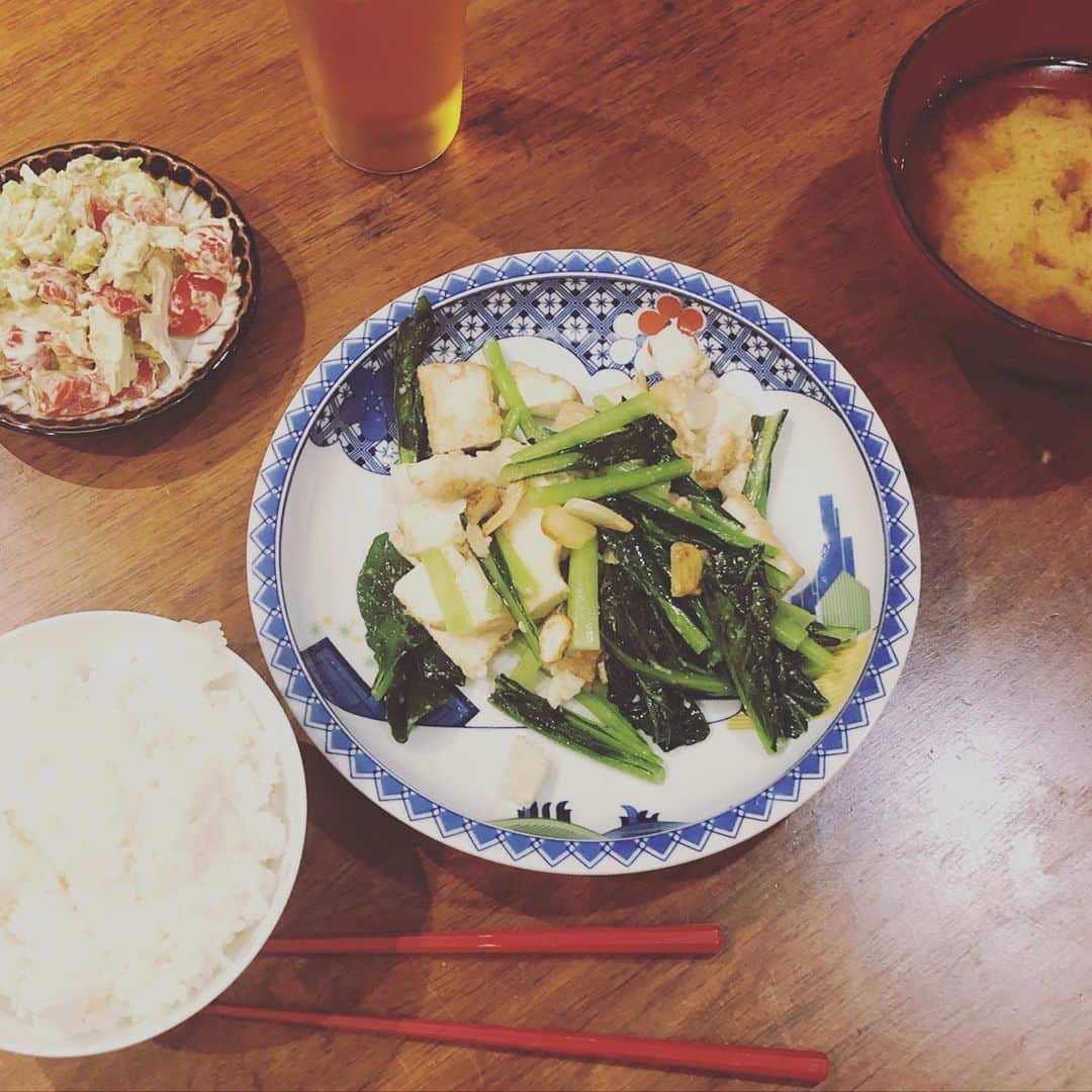 ひうらさとるのインスタグラム：「ここ半月くらい凝っている、干し野菜アンドぬか漬け。 ママ友たちと漫画家さん友達たちに同時多発ブームが起きて影響されたんだけど、とにかく簡単で美味しいので、ハマっています！ 昨日は干したエノキと大根の葉っぱをゆっくりお湯につけてお味噌を溶いただけのお味噌汁を作ったんだけど、出汁もなしですごーーく旨味がでて美味しかったー❤︎ あと超オススメはぬか漬けした枝豆にクリームチーズを和えるの！ とんだワイン泥棒ですよ！ 今度noteにまとめますねー。 #ぬか漬け #干し野菜 #実は時短 #干し部 #稲垣えみ子さんレシピ」