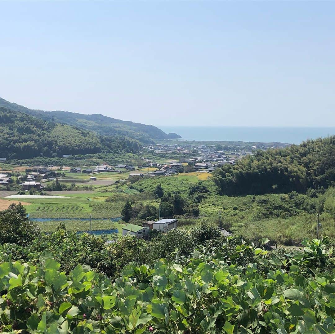 タマルのインスタグラム：「今日から通常営業となりました。 台風は過ぎましたが、皆様のお住まいの地域は大丈夫でしょうか。 いまだ停電が続いている地域もあるみたいですね。早くの復興を願っております。  皆様のご自宅やお車など被害はございませんでしたでしょうか。 台風のあとも雨が降り続けば付着した塩分は洗いながされますが、晴れてると乾かされて頑固に付着してしまい放置するとシミができてしまうこともあるので、早めの洗車しましょう。  その時に、傷などもついてないか確認しておきましょう。  #tamaru #山口市 #車屋さん #板金#整備#車検」
