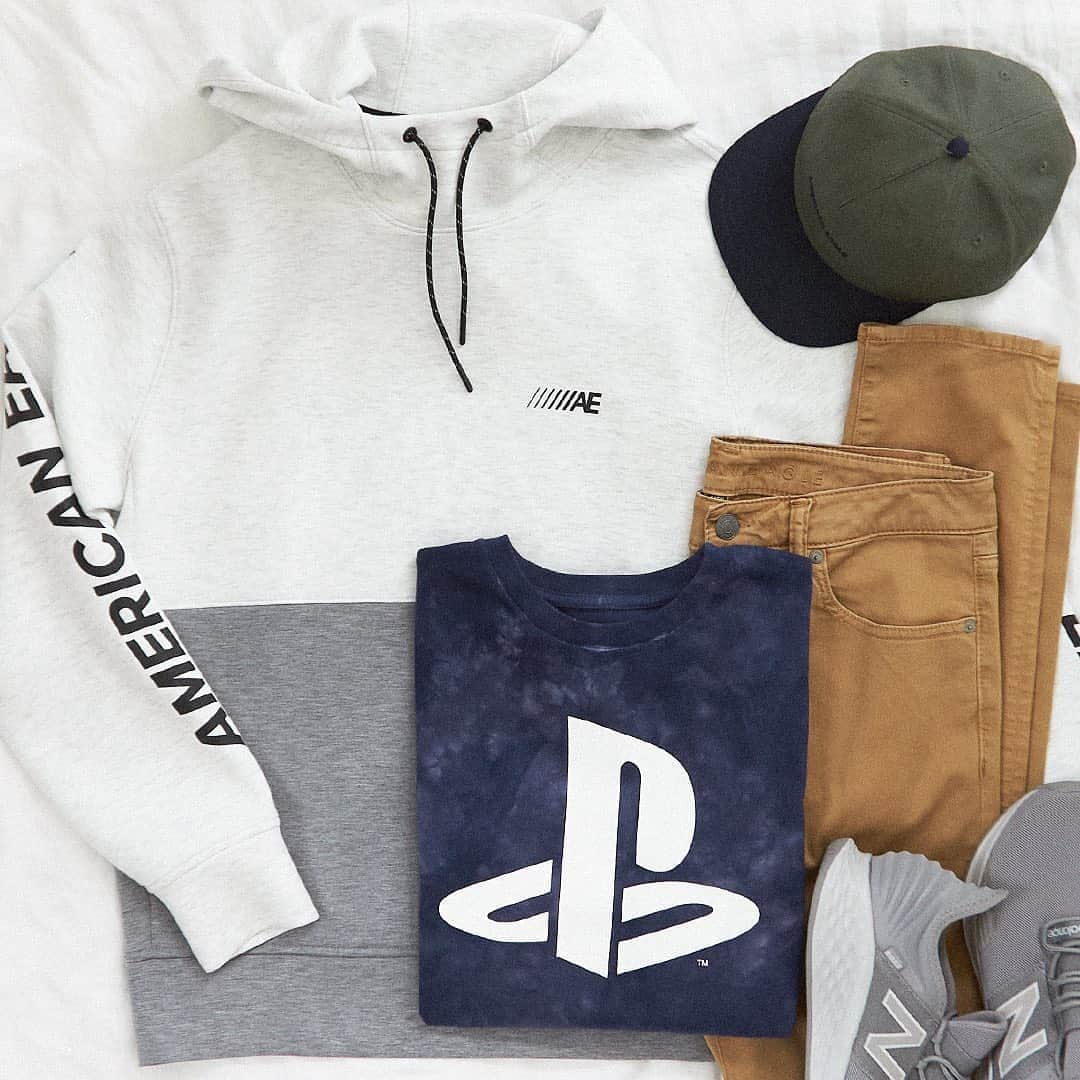 のインスタグラム：「Cozy game strong 💪From chillin’ at home to hittin’ the books, swipe to check out 3 ways to rock the Active 24/7 hoodie!」