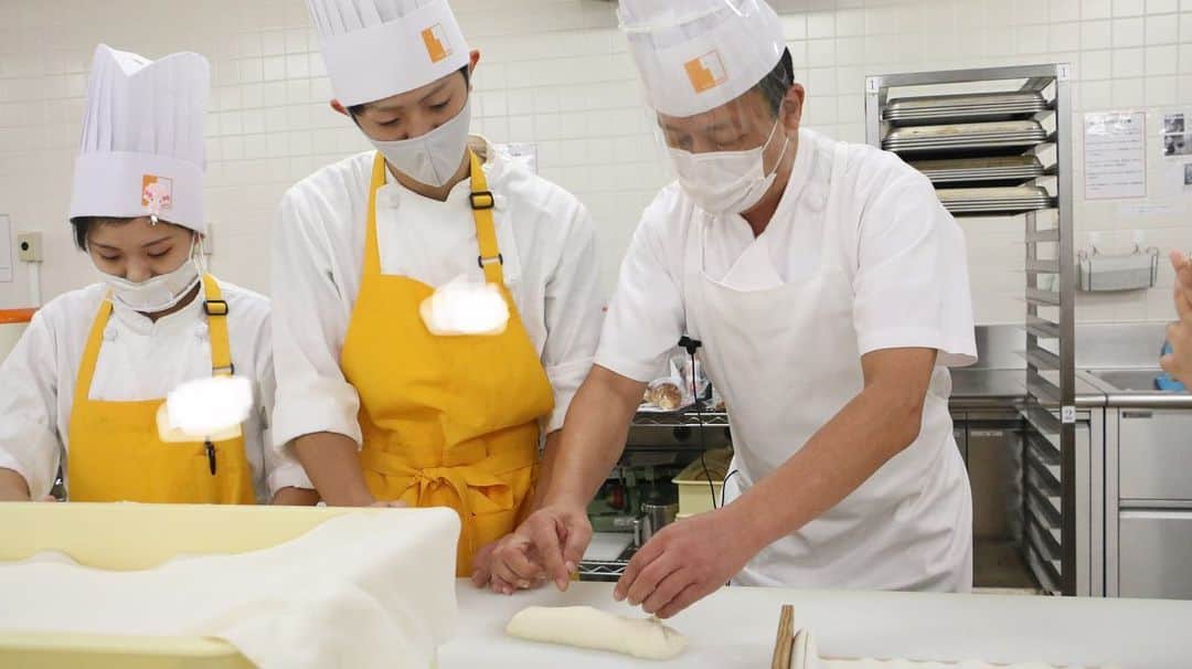 神戸製菓専門学校（公式）さんのインスタグラム写真 - (神戸製菓専門学校（公式）Instagram)「🌈製パン本科(昼1年制)🌈 #ダンマルシェ の中市シェフによる授業でした❗️  関西唯一、1年間でとことんパンを学べる #神戸製菓 の #製パン本科 🍞  1年間の約84%が実習・演習。専任のプロの先生はもちろん、現場で活躍するプロの先生から直接指導していただく機会もあります❗️💪  同じ種類のパンでも、生地の配合や成形など、お店によって様々な方法があることを学ぶことができました😌  #パン作り って本当に面白いし奥が深い❗️😃  授業が始まって3ヶ月と少し。毎日パン作りの刺激を受けている在校生から直接、リアルな話を聞くことができる #座談会 も、今週末【9/12(土)14:00〜15:30】に開催予定🥐😉  LINEやホームページから予約できますので、気軽にお越しください♪😊  #神戸製菓　#神戸製菓専門学校　 #製パン　#製パン本科　#🥐　#クロワッサン　#パン　#パン職人　#ブーランジェ　#パン作り好きな人と繋がりたい #パン屋 #パン屋さん　#神戸　#三宮　#製パン実習 #社会人学生 #パン活　#再進学　#大学生　#短大生　#instabread #instagood #pattistagram2020」9月8日 10時05分 - kobeseika_info