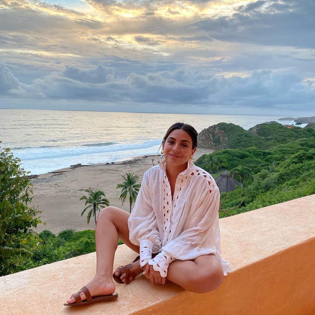 Ana Brenda Contrerasのインスタグラム：「Siestas, no make up , madre naturaleza y amor. La vida es más bonita cuando uno sale con cara de dormida en las fotos ❤️🏝  Cuidemos nuestra 🌎」