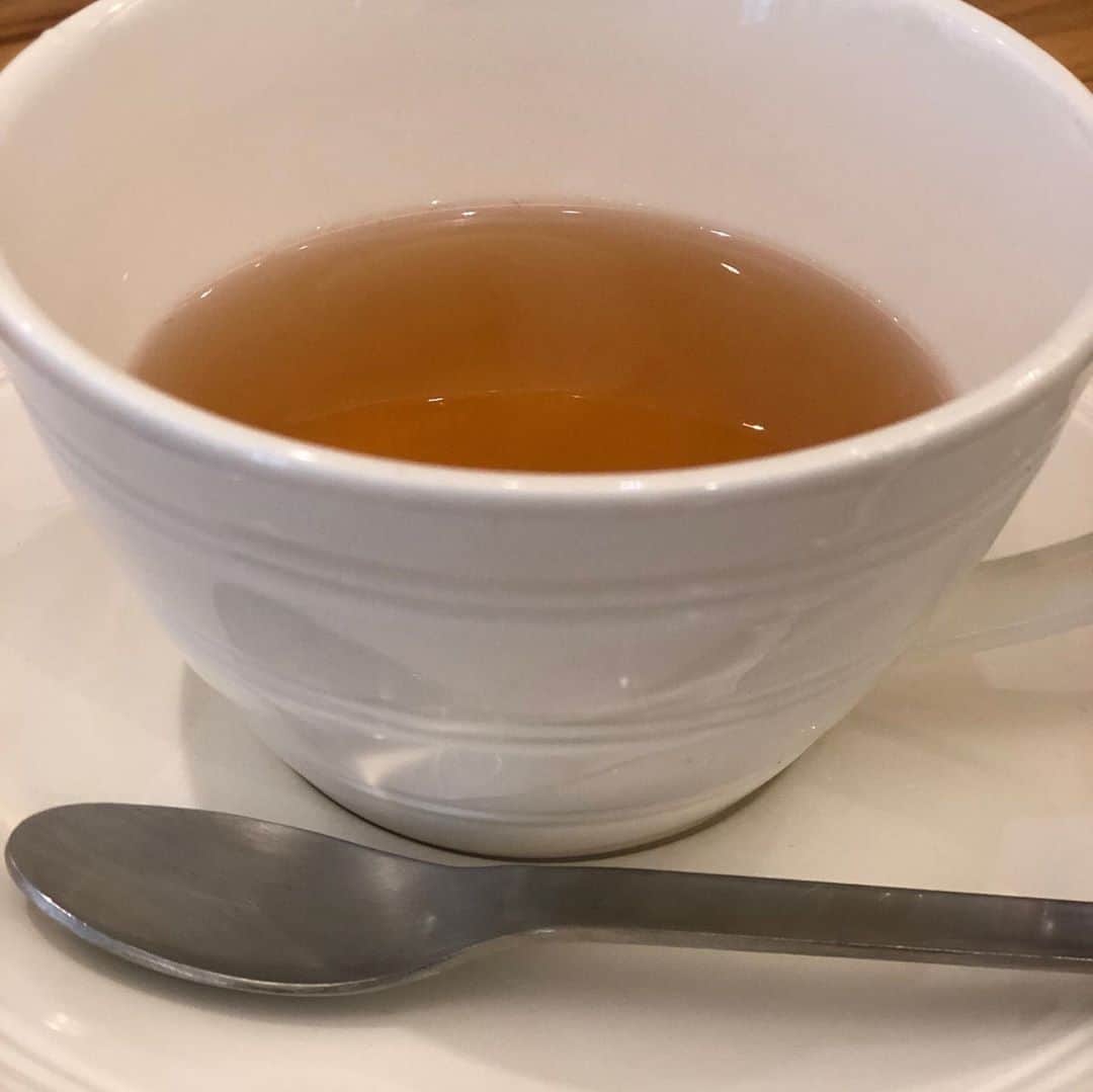 藤井日菜子さんのインスタグラム写真 - (藤井日菜子Instagram)「日本人好みのまろやかな優しい紅茶がいただける、美味しい紅茶専門店を教えてもらいました😊いろんな紅茶のフレーバーと水出し紅茶ポットを購入して、最近はお店に持っていって水分補給をしています😊 #アムシュティーハウス #アムシュティー   #美味しい紅茶#紅茶専門店」9月8日 10時20分 - hinakofuji
