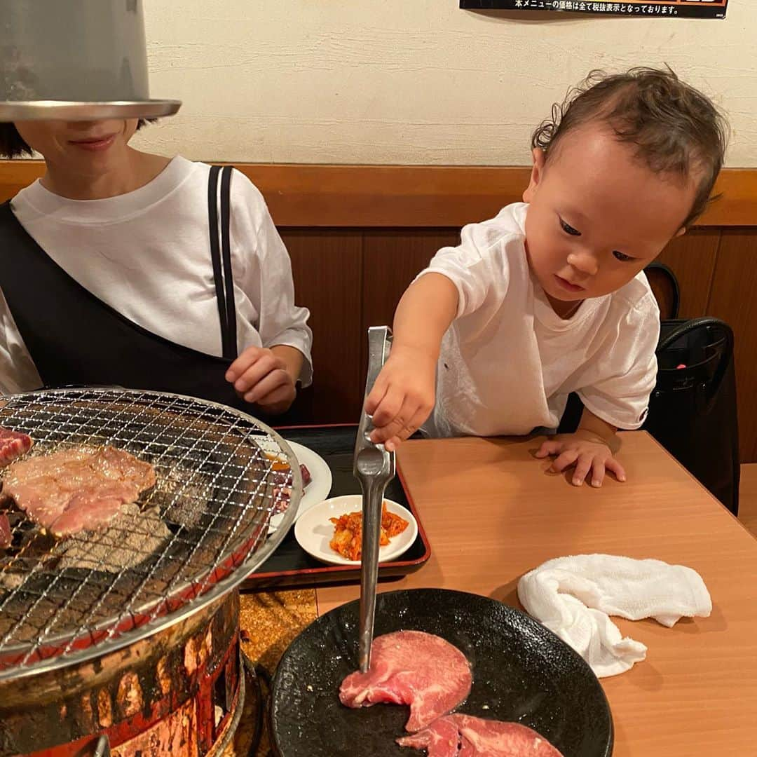 エハラマサヒロさんのインスタグラム写真 - (エハラマサヒロInstagram)「スーパー赤ちゃん登場️‼️  #肉奉行カッコいい #実際にはトングで挟む力無いからお肉を間に挟んであげて持ち上げるだけで運べるように工夫する夫婦の共同作業カッコいい #ちなみに撮影にはめちゃめちゃ注意して行っててカッコいい #炎上怖がっててカッコいい #ちーちゃんがJUJUでカッコいい」9月8日 10時29分 - eharamasahiro