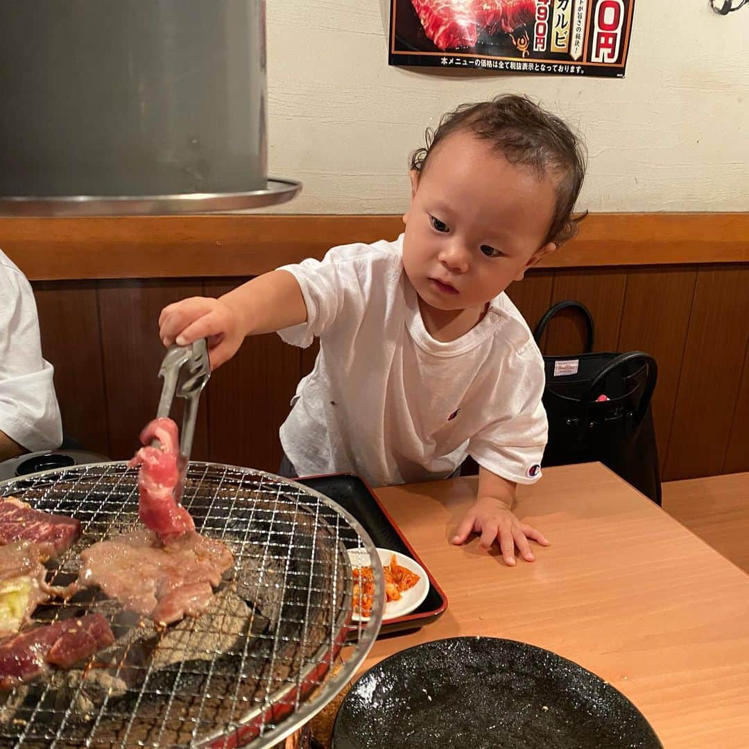 エハラマサヒロさんのインスタグラム写真 - (エハラマサヒロInstagram)「スーパー赤ちゃん登場️‼️  #肉奉行カッコいい #実際にはトングで挟む力無いからお肉を間に挟んであげて持ち上げるだけで運べるように工夫する夫婦の共同作業カッコいい #ちなみに撮影にはめちゃめちゃ注意して行っててカッコいい #炎上怖がっててカッコいい #ちーちゃんがJUJUでカッコいい」9月8日 10時29分 - eharamasahiro