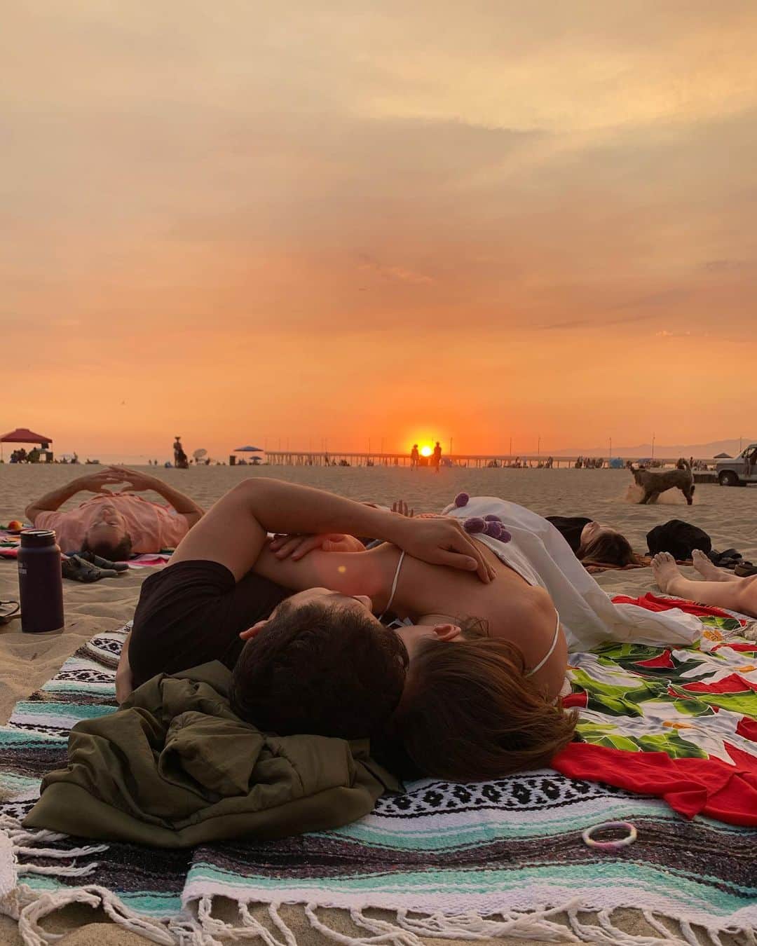 Livさんのインスタグラム写真 - (LivInstagram)「Sound bath at sunset 🌅 Thank you @jacquesyoga ❤️✨I am so blessed to be safe, healthy, and surrounded by those I love. This year has really brought me closer to my family. I can only cherish the last 7 months because amidst the challenges we have been able to grow stronger together. Thank you for adversity, thank you for change, thank you for love @henrygolding」9月8日 10時29分 - livlogolding