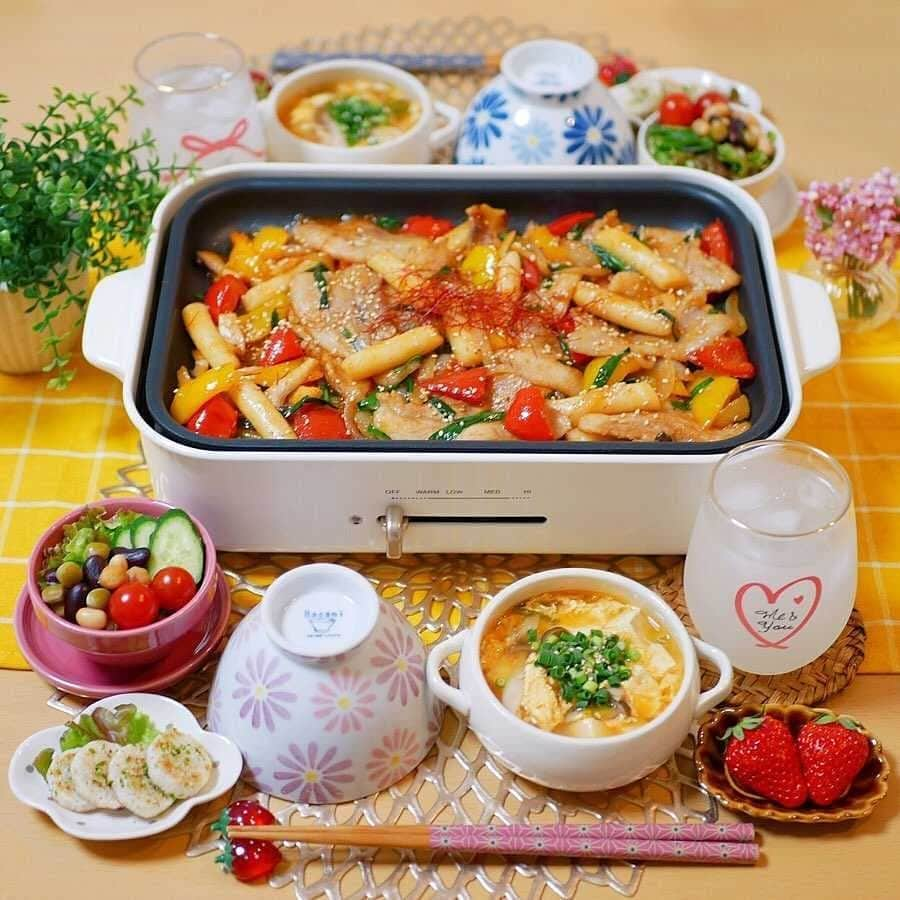 韓の食菜さんのインスタグラム写真 - (韓の食菜Instagram)「@n_1019_ さんが「韓の食菜 豚カルビ」で作ったベジおかずを投稿してくださいました。 ホットプレートでシェアして食べると、より一層楽しく外食気分が味わえそうですね♪ . #モランボン @moranbong_official #韓の食菜#豚カルビ#テジカルビ @hannoshokusai --------------------------------- #Repost @n_1019_ ・・・ * * 𝕕𝕚𝕟𝕟𝕖𝕣 𝕞𝕖𝕟𝕦  ୨୧ 豚カルビ ୨୧ お豆サラダ🥗 ୨୧ 長芋のステーキ ୨୧ ごはん ୨୧ 具沢山チゲ風スープ ୨୧ いちご🍓 * * BRUNOで熱々豚カルビ🇰🇷 トックがもっちもちで美味しかった😋 フーディーテーブル(@foodietable.jp )さんに頂いた𓊆モランボン 韓の食菜 豚カルビ𓊇を使ったら、あっという間に完成したよ💓 わたしは焼肉用の豚バラ肉・エリンギ・玉ねぎ・ニラ・赤パプリカ・黄パプリカを加えて作ってみました🍄 * おうちで外食みたいなメニューが食べられて嬉しい🥰 * * 今日は結婚記念日💍 でも、コロナでどこにも行けないし🦠 入籍した日よりも結婚式挙げた12月の方が思い入れはあるから🌺 落ち着いた頃にお祝いはしよう🚗 仕方ないけど、残念だなぁって思ってたら💭 大好きなサーモンのお寿司🍣 テイクアウトして来てくれて💓 ささやかにお祝い🎉してくれました👱🏻‍♂️ * そんな感じで、今は食べる事が主な楽しみになってて🌈 予定外に食べ過ぎちゃうのが悩みな週末🥺💕🏡笑 * * ･*:.｡ ｡.:*･ﾟ✽.｡.:*・ﾟ ✽.｡.:*・ﾟ ✽.｡.:*・ﾟ * 「モランボン×フーディ―テーブル」のモニターコラボ広告企画に参加しています💗」9月8日 10時22分 - hannoshokusai