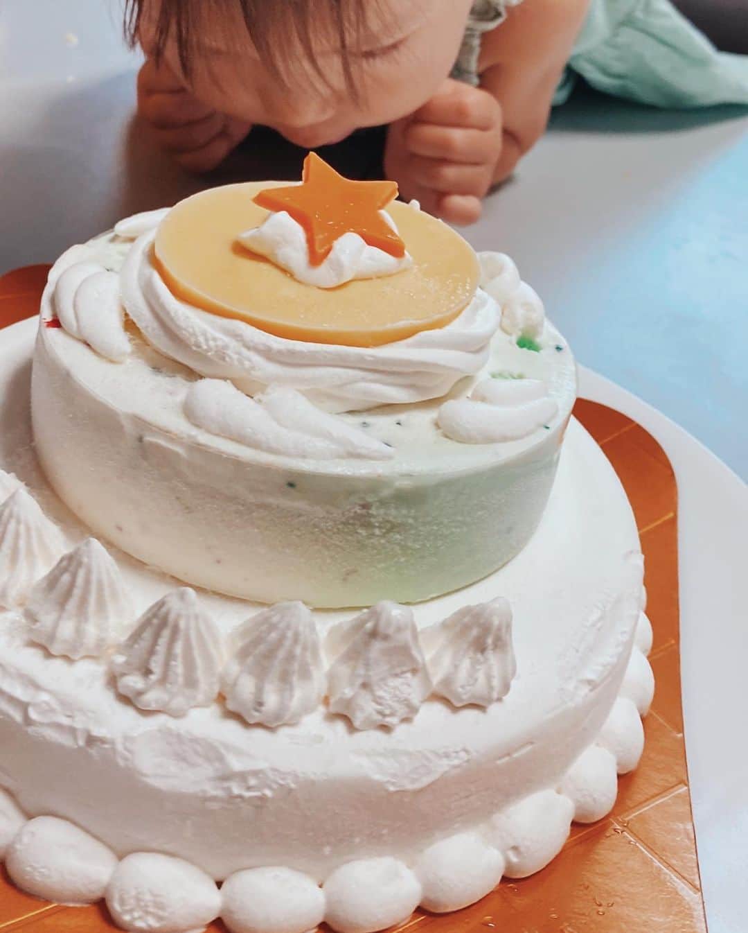 高橋菜摘さんのインスタグラム写真 - (高橋菜摘Instagram)「🎂 #誕生日ケーキ 息子が産まれてから ずーーっと定番のキャラクター アイシングクッキーのオーダー🍪 これだけもう毎年頼むなら 自分で作れたらなぁ💭と思うけど やっぱりこんなクオリティ・・ 絶対に絶対に無理です🤭 作家さんって本当にすごいよね💛 今年は @icingcookie_marie さんに お願いしました🍪 マリオ、カーズ、ポケモン・・ 色々やってきたけど やっぱりまたポケモン！ 長いです🤔ポケモン強し🙌 毎年好きなキャラは変わるから そこで違いを出したり 作家さんそれぞれの作品で 全然違うものに🤍 . ケーキは今年初の試み💛 サーティーワンのアイスケーキ🌈 ポッピングシャワーがちょうど シンプルデザインだし食べたいし クッキー乗せられそうだから即決🙆‍♀️ 当日はバタバタで色のバランスとか レイアウトとかやる暇なかったけど 結果、喜んでくれたからオーライ🙌 . とにかくなんでもいたずら妹に 取られがちな兄ですが 怒らず、いーよいーよという 素敵な心の持ち主🤔 新品のおもちゃに落書きされても 何故だか許してる。 きっとこんな風に強めの妹を持って 育った優しい男の子って… モテる男になるんじゃない？😏 とニマリ🤍笑 たまにどうしても大事な石とか(←謎) そーゆーこだわり出たときだけ 3歳児に戻るけどね😛w いつも助かってるよ、 我が家の主役はいつまでも一稀🌈 . . . . #誕生日 #誕生日ケーキ #ポケモン #アイシングクッキーオーダー #6歳 #ポケモンケーキ #オーダーケーキ  #happybirthday #birthdaycake  #pokemon #icingcookies #myson  #birthdayboy #6yearsold #cake」9月8日 10時28分 - natsu128