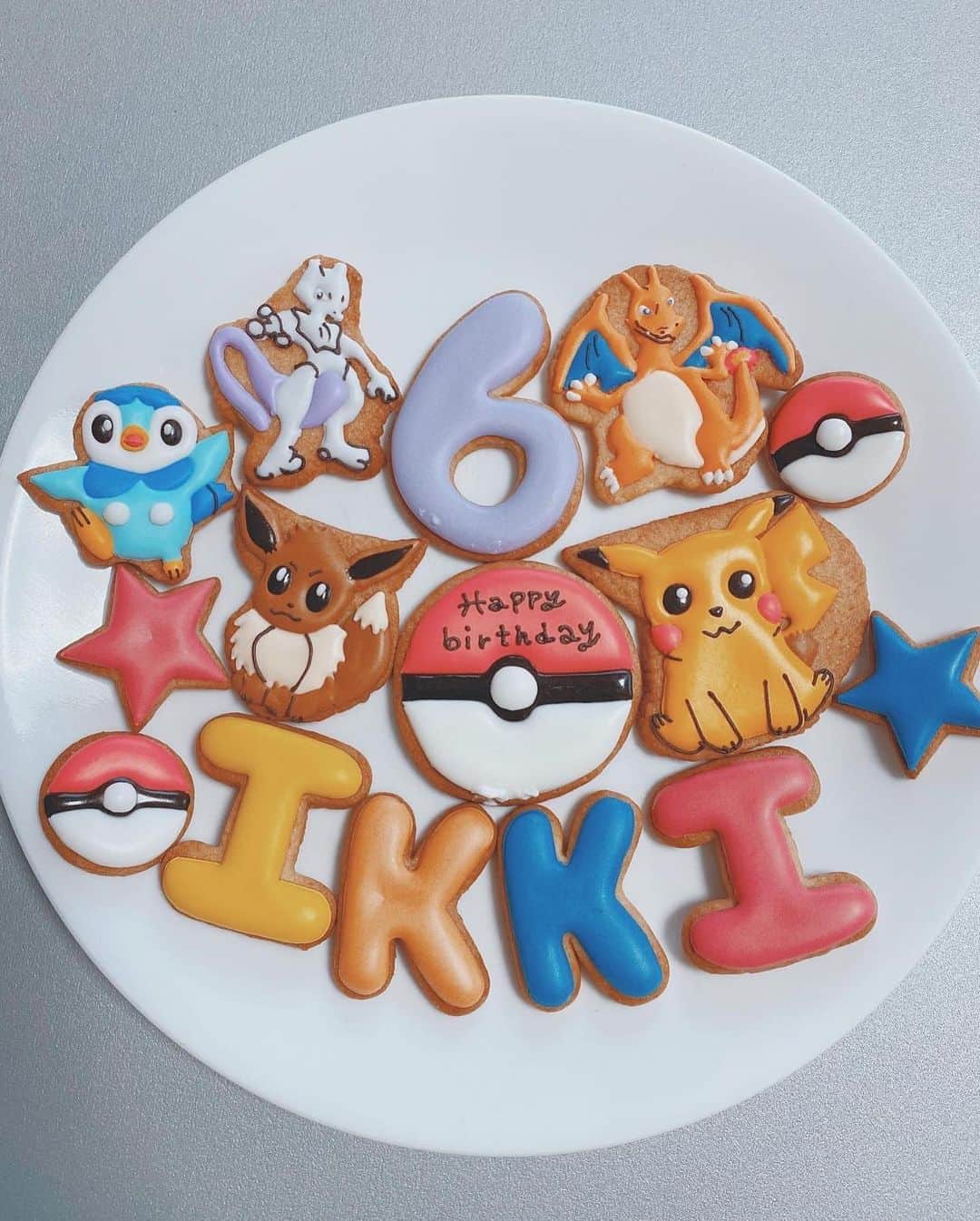 高橋菜摘さんのインスタグラム写真 - (高橋菜摘Instagram)「🎂 #誕生日ケーキ 息子が産まれてから ずーーっと定番のキャラクター アイシングクッキーのオーダー🍪 これだけもう毎年頼むなら 自分で作れたらなぁ💭と思うけど やっぱりこんなクオリティ・・ 絶対に絶対に無理です🤭 作家さんって本当にすごいよね💛 今年は @icingcookie_marie さんに お願いしました🍪 マリオ、カーズ、ポケモン・・ 色々やってきたけど やっぱりまたポケモン！ 長いです🤔ポケモン強し🙌 毎年好きなキャラは変わるから そこで違いを出したり 作家さんそれぞれの作品で 全然違うものに🤍 . ケーキは今年初の試み💛 サーティーワンのアイスケーキ🌈 ポッピングシャワーがちょうど シンプルデザインだし食べたいし クッキー乗せられそうだから即決🙆‍♀️ 当日はバタバタで色のバランスとか レイアウトとかやる暇なかったけど 結果、喜んでくれたからオーライ🙌 . とにかくなんでもいたずら妹に 取られがちな兄ですが 怒らず、いーよいーよという 素敵な心の持ち主🤔 新品のおもちゃに落書きされても 何故だか許してる。 きっとこんな風に強めの妹を持って 育った優しい男の子って… モテる男になるんじゃない？😏 とニマリ🤍笑 たまにどうしても大事な石とか(←謎) そーゆーこだわり出たときだけ 3歳児に戻るけどね😛w いつも助かってるよ、 我が家の主役はいつまでも一稀🌈 . . . . #誕生日 #誕生日ケーキ #ポケモン #アイシングクッキーオーダー #6歳 #ポケモンケーキ #オーダーケーキ  #happybirthday #birthdaycake  #pokemon #icingcookies #myson  #birthdayboy #6yearsold #cake」9月8日 10時28分 - natsu128