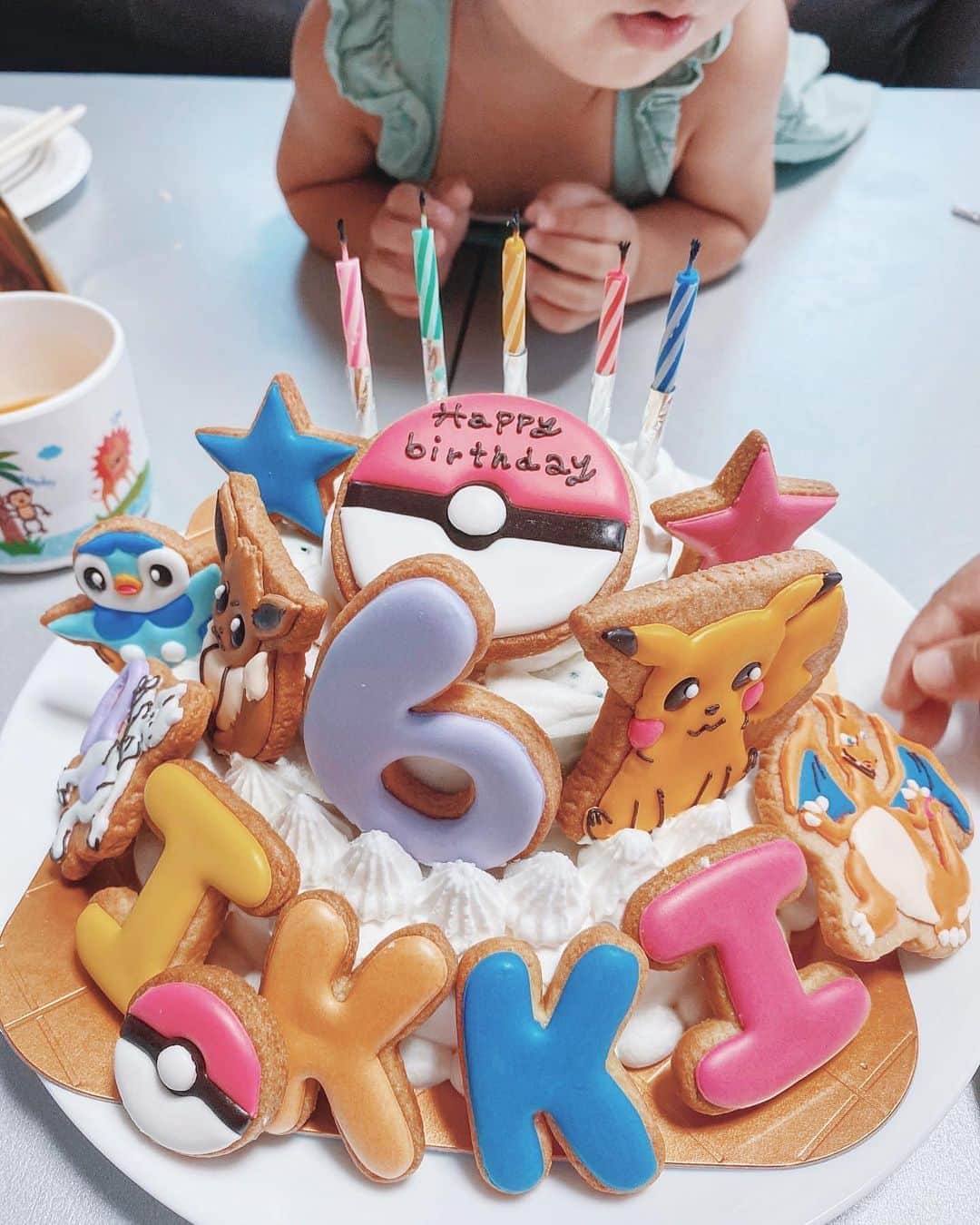 高橋菜摘のインスタグラム：「🎂 #誕生日ケーキ 息子が産まれてから ずーーっと定番のキャラクター アイシングクッキーのオーダー🍪 これだけもう毎年頼むなら 自分で作れたらなぁ💭と思うけど やっぱりこんなクオリティ・・ 絶対に絶対に無理です🤭 作家さんって本当にすごいよね💛 今年は @icingcookie_marie さんに お願いしました🍪 マリオ、カーズ、ポケモン・・ 色々やってきたけど やっぱりまたポケモン！ 長いです🤔ポケモン強し🙌 毎年好きなキャラは変わるから そこで違いを出したり 作家さんそれぞれの作品で 全然違うものに🤍 . ケーキは今年初の試み💛 サーティーワンのアイスケーキ🌈 ポッピングシャワーがちょうど シンプルデザインだし食べたいし クッキー乗せられそうだから即決🙆‍♀️ 当日はバタバタで色のバランスとか レイアウトとかやる暇なかったけど 結果、喜んでくれたからオーライ🙌 . とにかくなんでもいたずら妹に 取られがちな兄ですが 怒らず、いーよいーよという 素敵な心の持ち主🤔 新品のおもちゃに落書きされても 何故だか許してる。 きっとこんな風に強めの妹を持って 育った優しい男の子って… モテる男になるんじゃない？😏 とニマリ🤍笑 たまにどうしても大事な石とか(←謎) そーゆーこだわり出たときだけ 3歳児に戻るけどね😛w いつも助かってるよ、 我が家の主役はいつまでも一稀🌈 . . . . #誕生日 #誕生日ケーキ #ポケモン #アイシングクッキーオーダー #6歳 #ポケモンケーキ #オーダーケーキ  #happybirthday #birthdaycake  #pokemon #icingcookies #myson  #birthdayboy #6yearsold #cake」