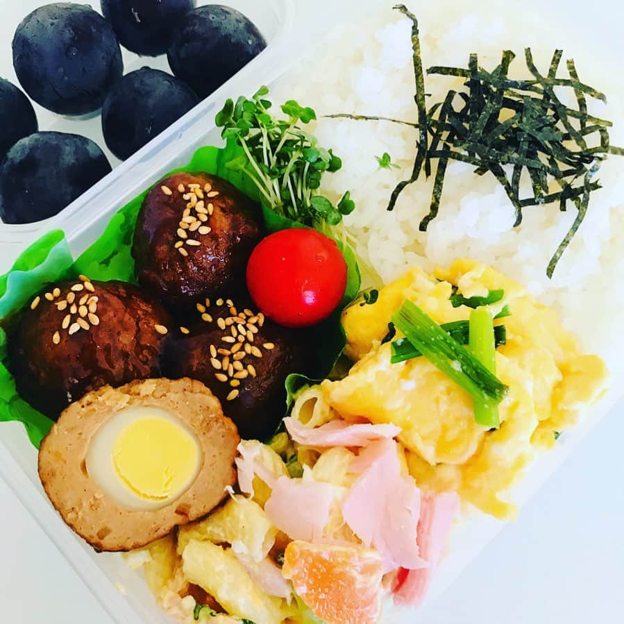 吉岡美穂のインスタグラム：「シンプル弁当😊  #中学生男子タッパー弁当 #また巨峰^ ^」