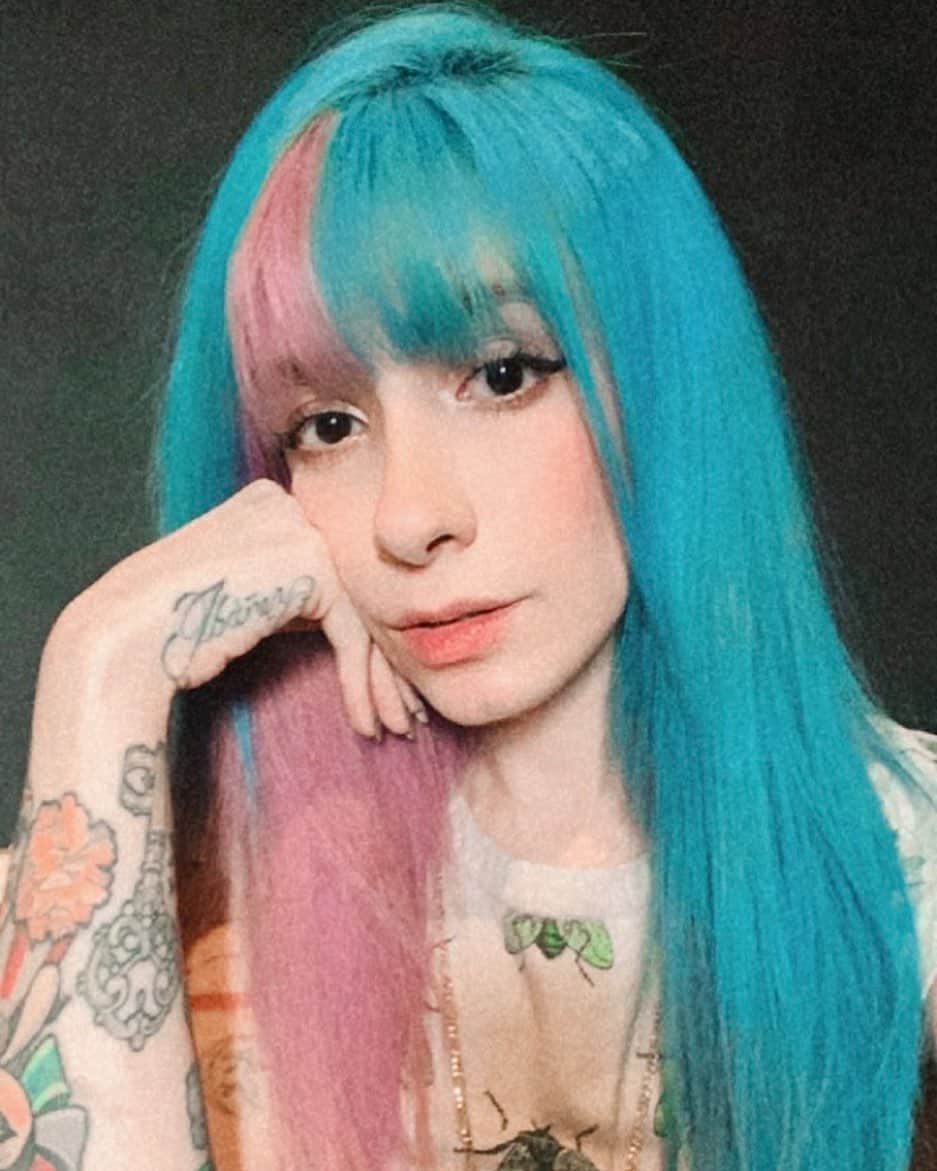 ミランダ・イバネスのインスタグラム：「Pues pura selfie xq no tengo fotos amigos 🤭 intentaré subir a mi azotea a tomarme algunas jiji, recomendaciones ??? Me etiquetan en historias si tienen alguna idea va ? ❤️😷 #colorful #haircolor」