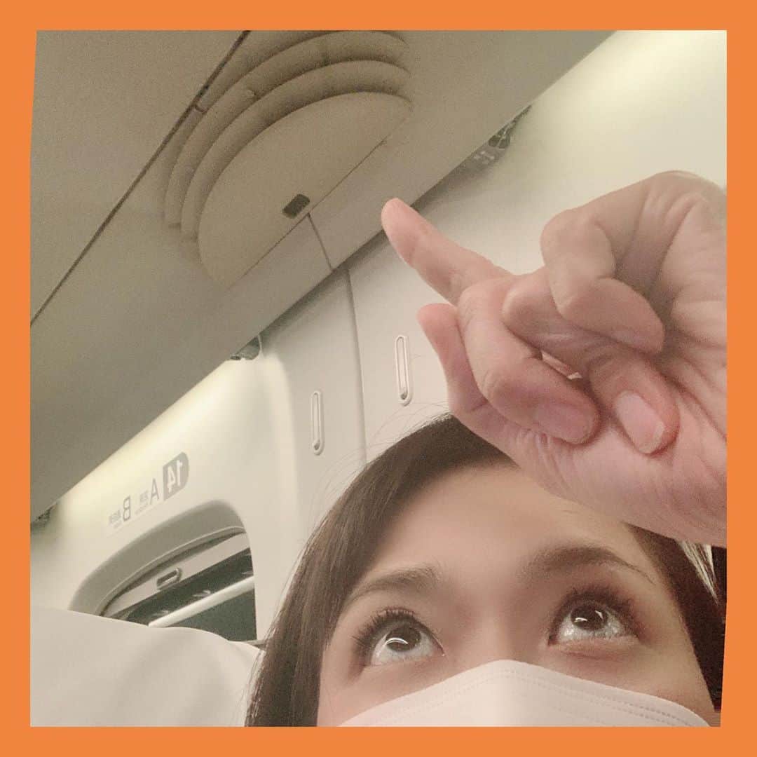 のインスタグラム：「新幹線の窓は開かないので換気が悪い？と思いきや、実はこの頭上&座席下にある空調換気装置により走行中もナント6分～8分で車内の空気は換気されているそうです。驚き！ ちなみに築84年の国会議事堂の本会議場も1時間に8回、予算委員会が行われる第1委員会も10回全換気されます。（感染症病室やICUと同レベル）あんなに密な国会で何故1人も感染者がいないの？とよく聞かれますが、この換気システムと無関係でないのでは。  #東海道新幹線  #新幹線 #換気  #トリビア  #国会議事堂  #知らなった #初耳 #三密回避 #換気システム #国民民主党 #参議院議員 #2児の母 #子育て #女の子ママ #伊藤孝恵」