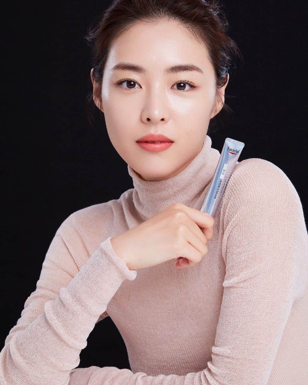 イ・ヨニのインスタグラム：「유세린 나왔네요😍 지금 바로 @eucerin_kr 고고」