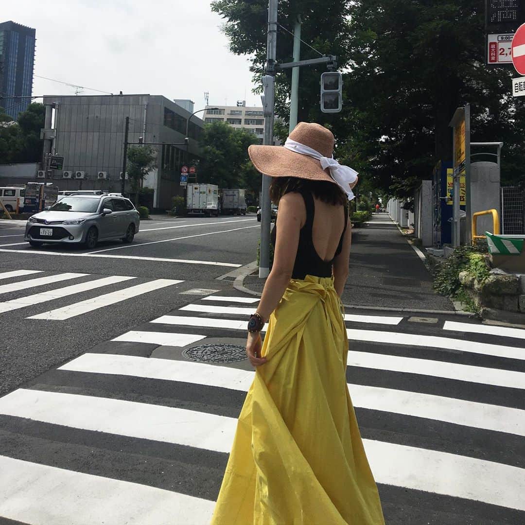 のインスタグラム：「#代官山 * 今日もお天気がいいっー☀️ #mamacoordinate トップス　@uniqlo_ginza  スカート　#ドゥロワー　#drawer  ハット　#helenkaminski #ヘレンカミンスキー  * ドゥロワーは#fvecフリマ　で1万円台で買えちゃいます。今はピンクの可愛いボリュームロングスカーチョや花柄の上品なスカートが出てます💗#麦わら帽子も出品されますよ🙋🏼‍♀️ 詳しくは、ストーリーからご覧ください☺️💗」