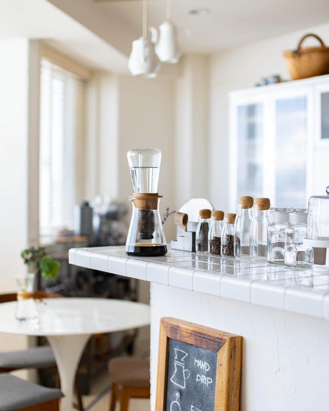 cafe_no_maのインスタグラム：「Everyday enjoy cold-brew coffee at home ☕ ・ 数時間かけてぽたぽたとゆっくり落ちる滴下タイプの水出しコーヒー。苦味もなくマイルドな味に仕上がるので一日に何杯でも飲むことができます。  まだまだ暑い日が続きますがこれからの季節、水出しコーヒーを軽く温めてのむホットコーヒーもおすすめです🍁 . 写真の水出しコーヒー器具など @cafenoma.style では普段使いしているお気に入りの物をご紹介しています。 ・ ・」