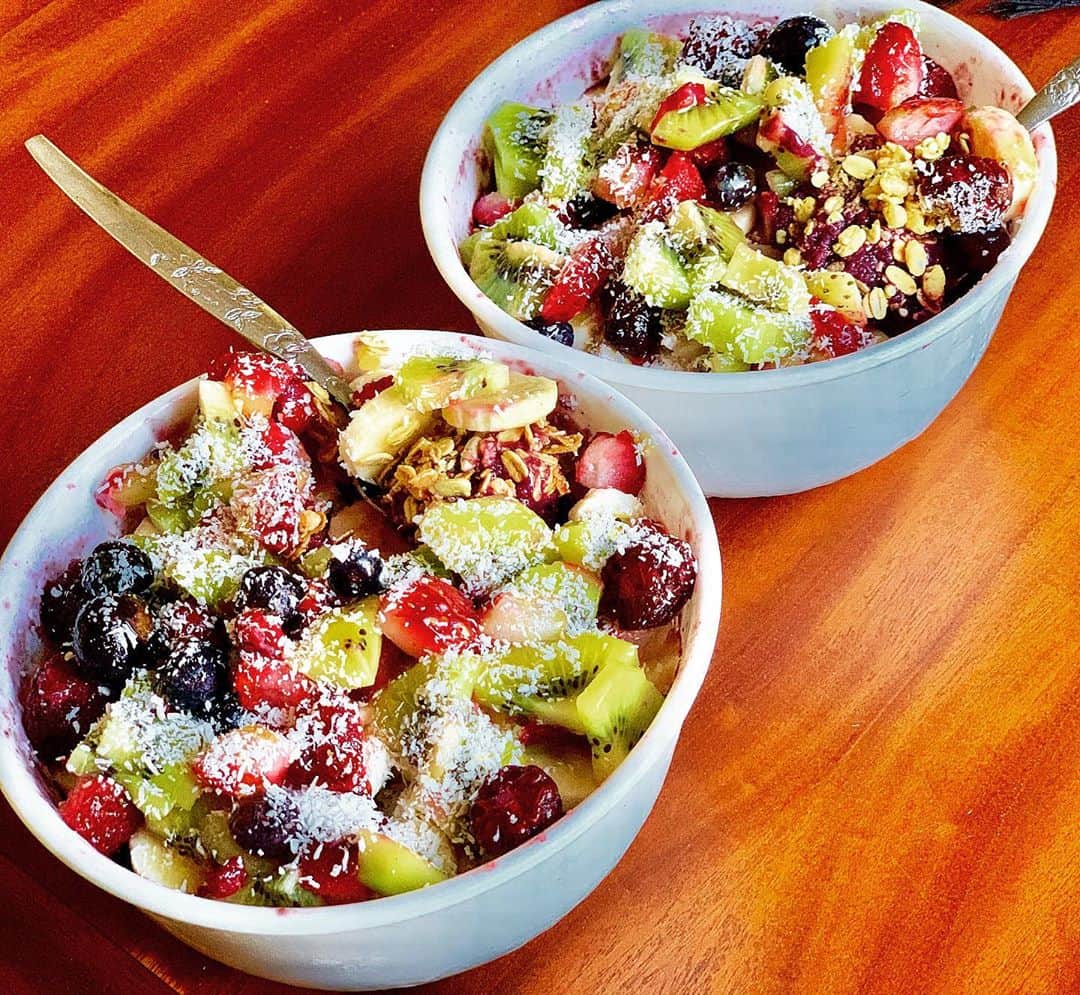 シャーニ・ヴィンソンのインスタグラム：「Breakfast is served!  #acai #acaibowl #healthyfood #nutrition #berries #fruit #coconut #breakfast #meal  🥣🍇🍌🥝🍓🥥🍯」