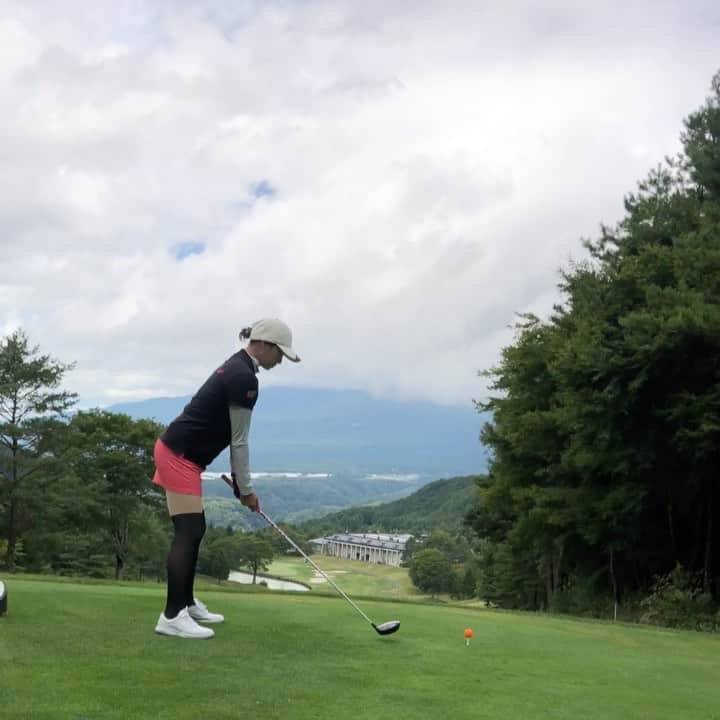 のインスタグラム：「🤔 . . 素振りだと力まずに振れるのに…😂 . . #ゴルフ #ゴルフ女子 #golf #ゴルフスイング  #素振り #調子いい #ドライバーショット  #ドライバースイング」