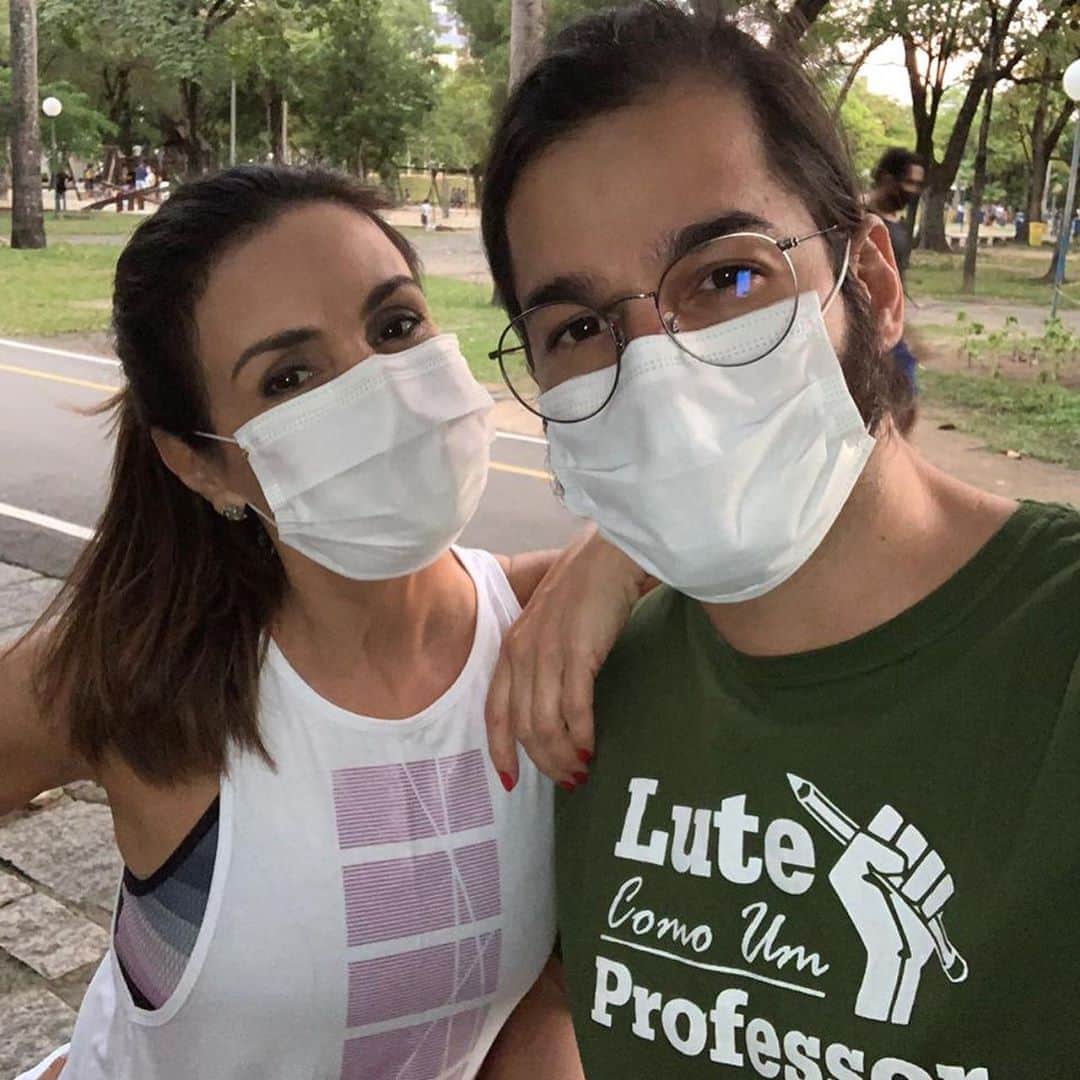 ファチマ・ベルナルデスのインスタグラム：「Depois de seis meses, voltei a viajar de avião, voltei a Recife. Parece um outro mundo. Estive também pela primeira vez num restaurante pra almoçar. Ao entrar, garçons de máscaras e face shield. Talheres embalados separadamente, guardanapos tb. O cliente recebe um envelope para guardar a máscara enquanto come. Túlio e eu fizemos até exercício ao ar livre - o meu primeiro desde o início da pandemia. Tenho me exercitado em casa, algumas vezes on-line. Foi muito bom perceber que com responsabilidade já é possível retomarmos algumas atividades, sempre evitando aglomerações, usando a máscara e tendo o álcool gel sempre com a gente quando estivermos na rua. De positivo, vi que as empresas aéreas finalmente conseguiram que os passageiros não se levantassem todos ao mesmo tempo quando o piloto desliga os motores. Só quando a fileira da sua frente sai do avião, é possível levantar e pegar sua bagagem pra tb deixar a aeronave.  Precisamos de um pouco mais de paciência e de muitos cuidados, por nós e pelos outros também. #cadaminutoimporta」
