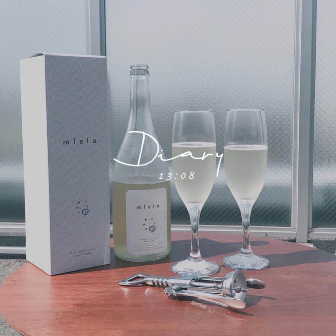 菊池かなこのインスタグラム：「. 蜂蜜酒ミード"mielo6"をいただきました🥂 . ミードって初めて聞いたけど、 人類最古のお酒の蜂蜜の醸造酒のこと。 クレオパトラも愛飲したらしい👑 . mielo6(ミエロシックス)は スパークリングでちょっと辛口で蜂蜜の風味🐝 アルコールも6%と低めなので、 お酒に弱い女性にぴったり✨ . 自宅BBQに合わせて 美味しくいただきました🤍 . 価格はプチプラで 初めてでも試しやすいです🌼 mielo6 ¥2178-(税込) . . ୨୧┈┈┈┈┈┈┈┈┈┈┈┈┈┈┈┈┈୨୧ @aoai_beverage_meadery #mielo6 #ミード#蜂蜜酒#蜂蜜酒ミード#スパークリング #ミエロシックス #自宅飲み#手土産にオススメ#手土産リスト#女子会」