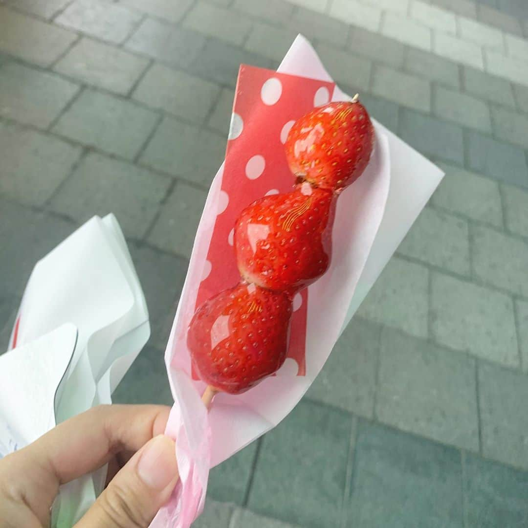 河合くるみさんのインスタグラム写真 - (河合くるみInstagram)「・ ・ いちごづくし🍓 ・ カスタードのいちご大福美味🍓 もっちりでおいしかった〜！ これはお持ち帰りにしたんだ🥳 ・ 水曜日にやってる私たちはどうかしているってドラマ見てると 和菓子たべたくなっちゃう🍡 ・ いちごあめは フローズンいちごあめを選んだんだけど 果汁たれてくるのにいちごかなり凍ってて硬くて 食べにくかったから次は普通の買う😢 ・ ソフトクリームは最高🍦🍓 いちごもすっぱさと甘さが混じっておいしかったけど ミルクが濃厚でめちゃ好きだった🍼 ・ ・ スカイツリーあたりお仕事で行く機会増えそうだから がんばったご褒美でたまに食べよっと♫ ・ ・ #ストロベリーマニア #いちご #スカイツリー #ソラマチ #いちご大福 #いちごあめ #いちごソフト #ソフトクリーム #ミルキー #ストロベリー #strawberry #strawberrymania #strawberrycandy #和菓子 #スカイツリーグルメ」9月8日 10時55分 - 6v6_krm