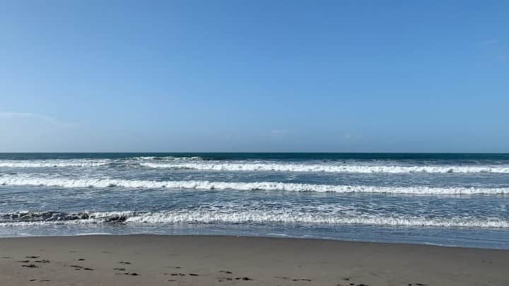 のインスタグラム：「・ ・ 山も好きだけど海も好き  よい波がざぶんざぶーん ずーっと見ていられる ・ ・ #life #nature #サーフィンしたい」