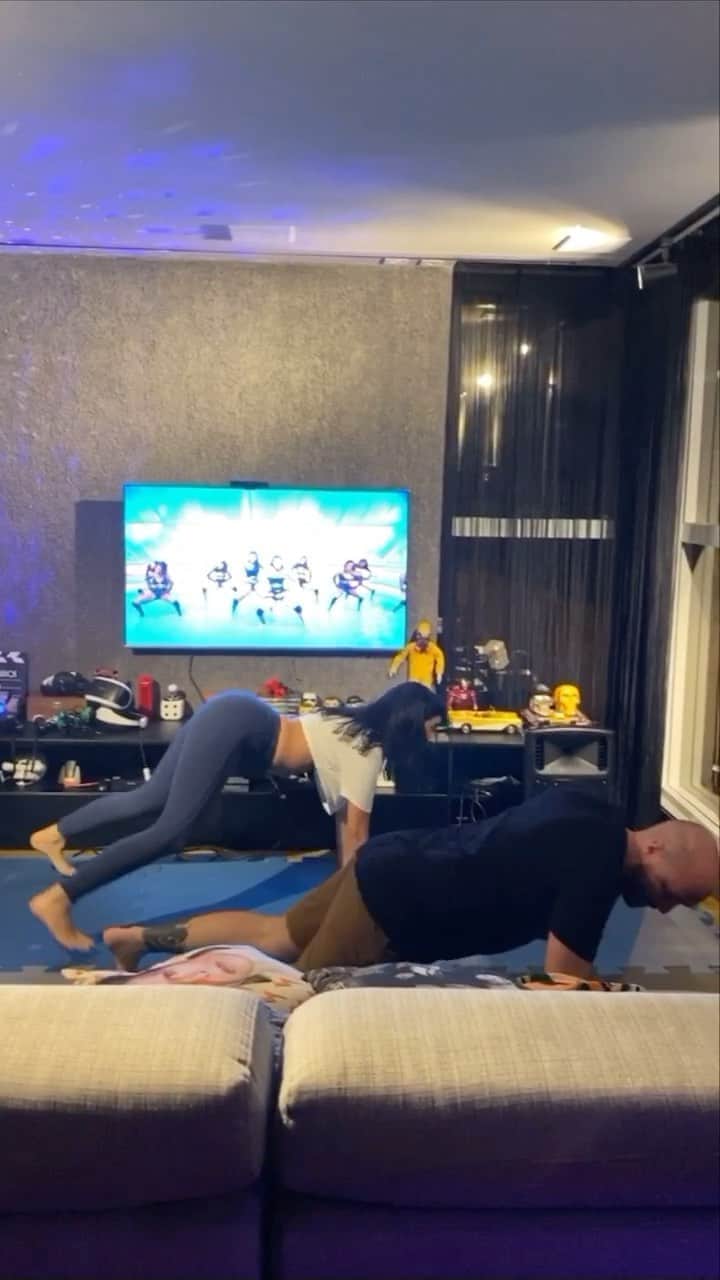 のインスタグラム：「Cadi B tá preocupada com meu joelho kkkk. Ela que lute pra chegar nesse nível 😂😂😂」