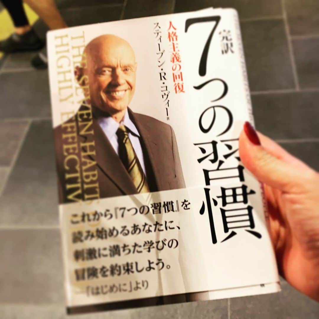 今村美乃さんのインスタグラム写真 - (今村美乃Instagram)「コロさんにお勧めしてもらって、買った。まだ読んでないけど😅  #オリラジ あっちゃんのYouTube大学で解説してて、面白そうだなって思った。 自分のお葬式で弔辞を読んでもらう時、貴方はなんて言われたいですか？  たくさんお金を稼いでいましたとか、どれだけ良い車に乗っていたか、良い家に住んでいたか、とかそういう事より、こんなに素晴らしい行動をした人だった。こんなに愛をもたらした人だった。とか言われたくない？みたいな事を確か言ってて、ごもっともだと思ったんだよな〜。  日本で一番有名な自己啓発本なんだって。 分厚いから結構時間かかりそう…」9月8日 10時58分 - imamurayoshino