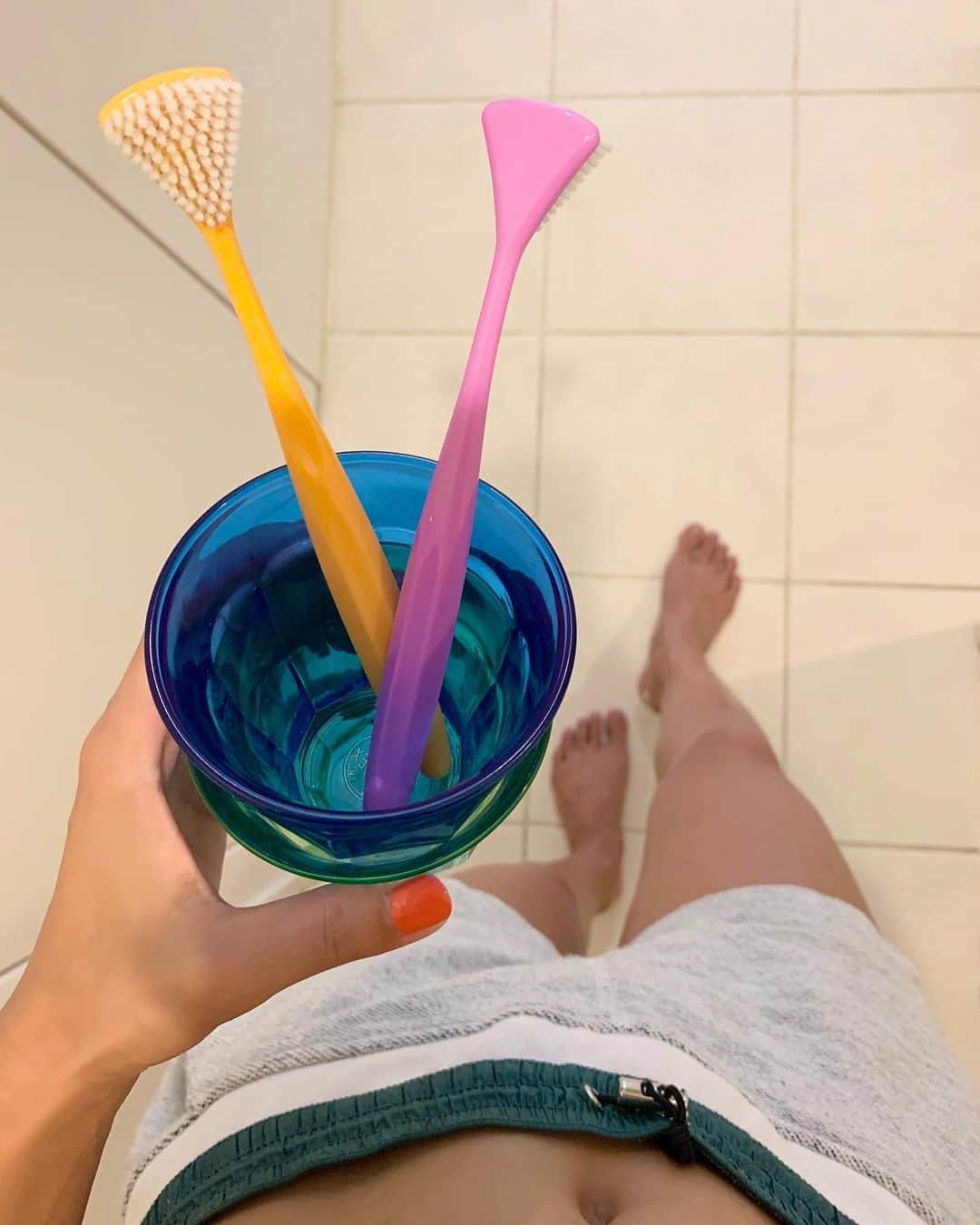 ANNA のインスタグラム：「舌ブラシでのケアがコロナ対策にとても効果的ということはまだあまり広まっていないけど、多くの歯医者さんが推奨してるんだって🦷・ ・ 手洗いうがいと合わせて寝る前のオーラルケアもコロナ対策として是非取り入れてみて下さいね✨・ ・ このポップなカラーリングの可愛い舌ブラシは"奇跡の歯ブラシ"っていうオンラインストアで買えるよ🐋💛ストーリーにリンク貼ってます🛁・ ・ コップはMoMA🎨・ 最近カラフルな食器や雑貨が好き🌈・ ・ ・ ・ #オーラルケア #舌ブラシ #ウイルス対策 #口腔内除菌 #PR #奇跡の歯ブラシ #colorfulgoods #beach  #スポーツブラ #レギンス  #yogalife #pilates #relax #脂肪燃焼 #ストレス発散  #bodymake #ヨガウェア #ボディメイク #フィットネス #fitness #体質改善 #ダイエット #アスレジャー #Athleisure #yogawear #ピラティス #ヨガ #健康 #運動 #筋トレ女子」