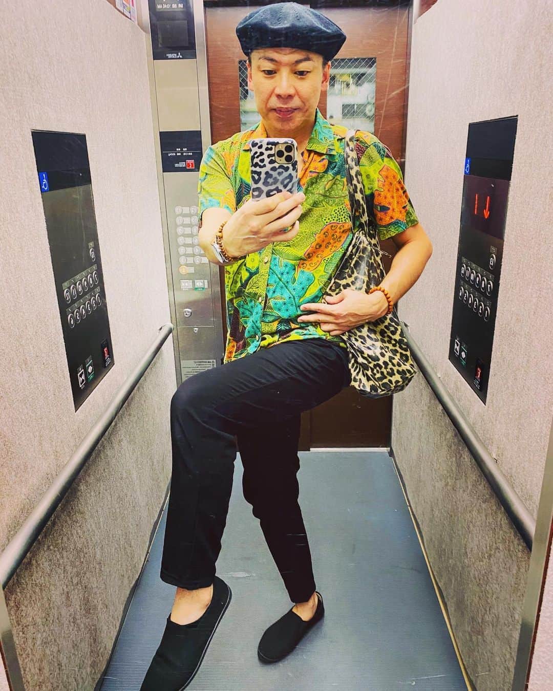 のインスタグラム：「今日の私服でおま😉✌️✨✨✨✨ 今日は夏の古着ミックスコーデ‼️ 緑の和柄シャツにベレー帽とパンツは黒で合わせてみまちた😃💡💡💡  今日はこれから　山梨県までドライブよ〜🚗💨💨☀️☀️☀️🌈🌈🌻🌻🌻🌻🍄🍄🍄🍄 😄✌️✌️  良いお天気だし☀️☀️☀️⤴️⤴️⤴️ ルンルン気分で行ってきまーす😊🥰💕💕💕💕💕 #私服 #ootd  #夏の古着コーデ  #美川憲一 #美川憲二 #ヒデコフランセスカ #オネェ系 #ものまね #山梨までドライブ #行ってきます」