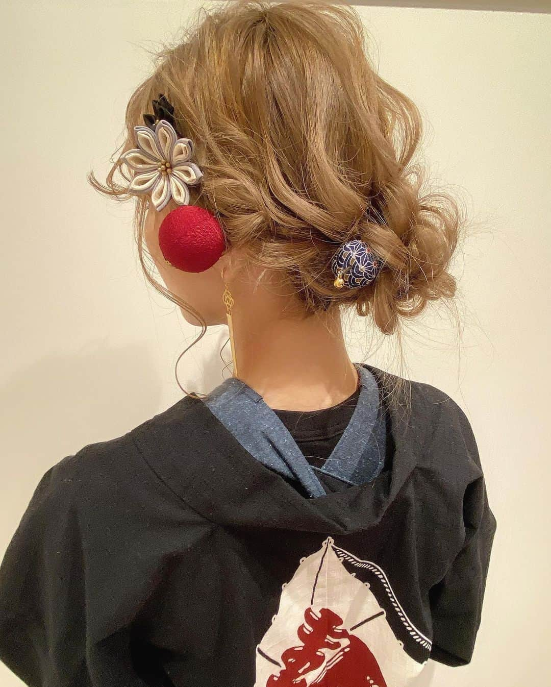 堀井大輔さんのインスタグラム写真 - (堀井大輔Instagram)「・ ・ 祭🏮👘✨ ・ 昨日の浜松ヘアアレンジセミナーのスタイルデータ📸 ・ @gekkabijin_roppongi さん お声かけていただきありがとうございました🙇‍♂️ @yukiito.hairmake.creer  @hxmtkdami  @setsalon_magica  一緒にステージにあがれ たくさんの刺激頂きました。 みんなそれぞれ違うスタイルで見応えあり 浜松祭りを意識して、法被スタイルに。 今までにない感じで新鮮でした✨✨ ・ そして、コロナの中 たくさんの方に集まっていただけ 本当にありがとうございます🙇‍♂️ ・ 消毒、換気、隣との距離、 マスク着用など対策徹底して行いました。 そのため、ステージ見にくい、 マスクで声が聞き取りにくいなどあったと思います。 わかりにくかったこと、気になったことなど DMいただけたら お答え致しますので気軽に連絡ください☺️ ・ データは、最初のステージデータです 真後ろでお団子にしたため 飾り大きく、前髪クルクルに。 飾りと逆側は髪をおろして バランスをとり、計算して作りました🙌✨ かなこ、朝早くからありがとうございました☺️🙏 ・ ・ 𝑚𝑜𝑑𝑒𝑙 @kyana228m  ℎ𝑎𝑖𝑟/𝑝ℎ𝑜𝑡𝑜 @daisuke_5511  飾り @c_tateishi  @uemachi_matsuri  ・ ・  #クラウンヘアー#天白区#名古屋 #名古屋美容師 #美容師 #ヘアセット#セット#ヘアアレンジ #祭り #法被 #ホリーマジック #17live #17ライバー #2020秋婚 #2021春婚 #2021夏婚 #全国のプレ花嫁さんと繋がりたい #ウェディングニュース #コテ巻き #巻き髪 #ゼクシィ2020 #アップスタイル #まとめ髪 #おだんご #編みおろし #Dressy花嫁 #プラコレ ￼」9月8日 11時10分 - daisuke_5511