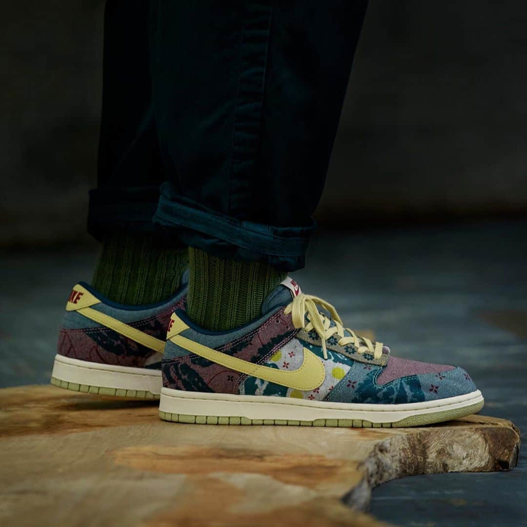 のインスタグラム：「@nike Dunk Low has gradually become one of the most desired silhouette on the market. The Nike Dunk Low “Community Garden” is not only bold in its dye but also sustainable as it recycles various swatches of canvas. - The online raffle is now on. Follow @ithk @i.tpost @exi.tofficial to try your luck now. - #ITHK #ITisInspiration #sneakerdrop #sneakerraffle #nike #dunklow #communitygarden」