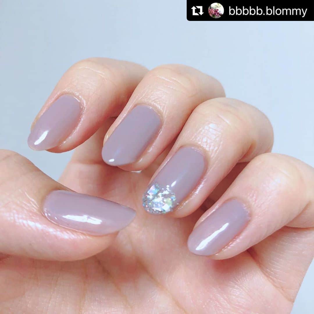 【PLANET NAIL（プラネット ネイル）】公式さんのインスタグラム写真 - (【PLANET NAIL（プラネット ネイル）】公式Instagram)「@bbbbb.blommy さん PLANET NAIL Basic Line PLB14 #トレミーの秘密 を使用したネイルアレンジのご紹介ありがとうございます💅 ・ #Repost @bbbbb.blommy with @make_repost ・・・ 9月初旬ネイル * *  エレガントな @canmaketokyo の「ペールラベンダー」をベースに @planet.jp 「トレミーの秘密」をワンポイントにのせてみました！  「トレミーの秘密」はインスタで色んな方の素敵なネイルで目にしていたのでついに私も購入しちゃいました(๑˃̵ᴗ˂̵)  今まで正方形ラメってデザインの幅が限られてしまいそうで、個人的には難易度高めだなーと思っていたのですが やはり！プラネットネイル様々すごいです✨✨  大小の正方形ラメに加えて、中サイズの六角形ラメが入ることでバランスが絶妙♡♡♡  奥行きも出るし、ネイルデザインやカラーによってはスタイリッシュにもエレガントにも雰囲気様変わりです(*´꒳`*)  .  右手薬指は赤のクリアポリッシュを塗ってからラメを乗せてます( ͡° ͜ʖ ͡°)  * *  使用ネイル ・CANMAKE TOKYO N10 ペールラベンダー ・PLANET NAIL PLB14 トレミーの秘密 ・ITS’DEMO F02 CRD (右手薬指のみ)  * *  #ネイル #セルフネイル #マニキュア #ポリッシュ #セルフネイル #セルフネイル初心者 #シンプルネイル #ナチュラルネイル #オフィスネイル #ワンポイントネイル #きれいめネイル #大人ネイル #大人可愛いネイル #プチプラネイル #秋ネイル #nails #nailstagram #selfnail #polishnails #canmake #キャンメイク #planetnail #planet_jp  #hpb_nail #美爪 #美甲 #手元くらぶ」9月8日 11時17分 - planet.jp
