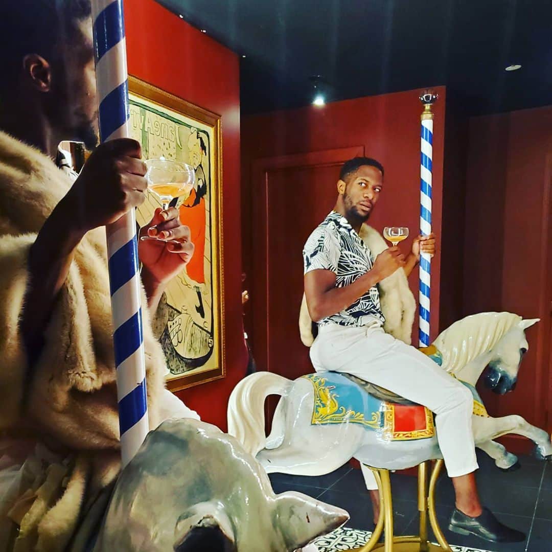 のインスタグラム：「"...and behold, a white horse and He who sat on it had the name Death; and "Dat Ass" was following with him."- Revelations 6:9-2020  . . . . #theendisnigh #2020 #drinkup #blm  #enjoythelittlethings #blackboyjoy」