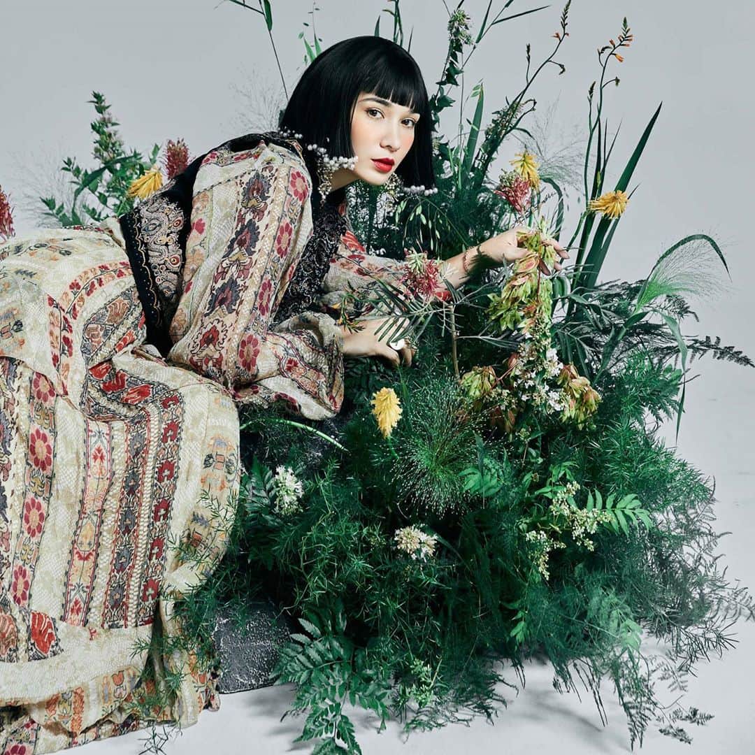 セリーナ・ジェイドのインスタグラム：「Climate change is real, we as humans have to act as one. The dinosaurs thought they had time too, we need to be smart and act now. Here are some small tips on how we can act. Eat green: eat local, eat organic and reduce your meat intake. If you can’t be vegetarian, be a flexitarian. By reducing your animal protein by half you reduce your diet’s carbon footprint by 40%. Travel Green: share your ride, cycle to work if you’re nearby, reduce the amount of time spent in the air (I need to do this!) Change to renewable energy: wind power, solar power you name it! Together we CAN make a change! Let’s be humans of MOTHER EARTH. ❤️」