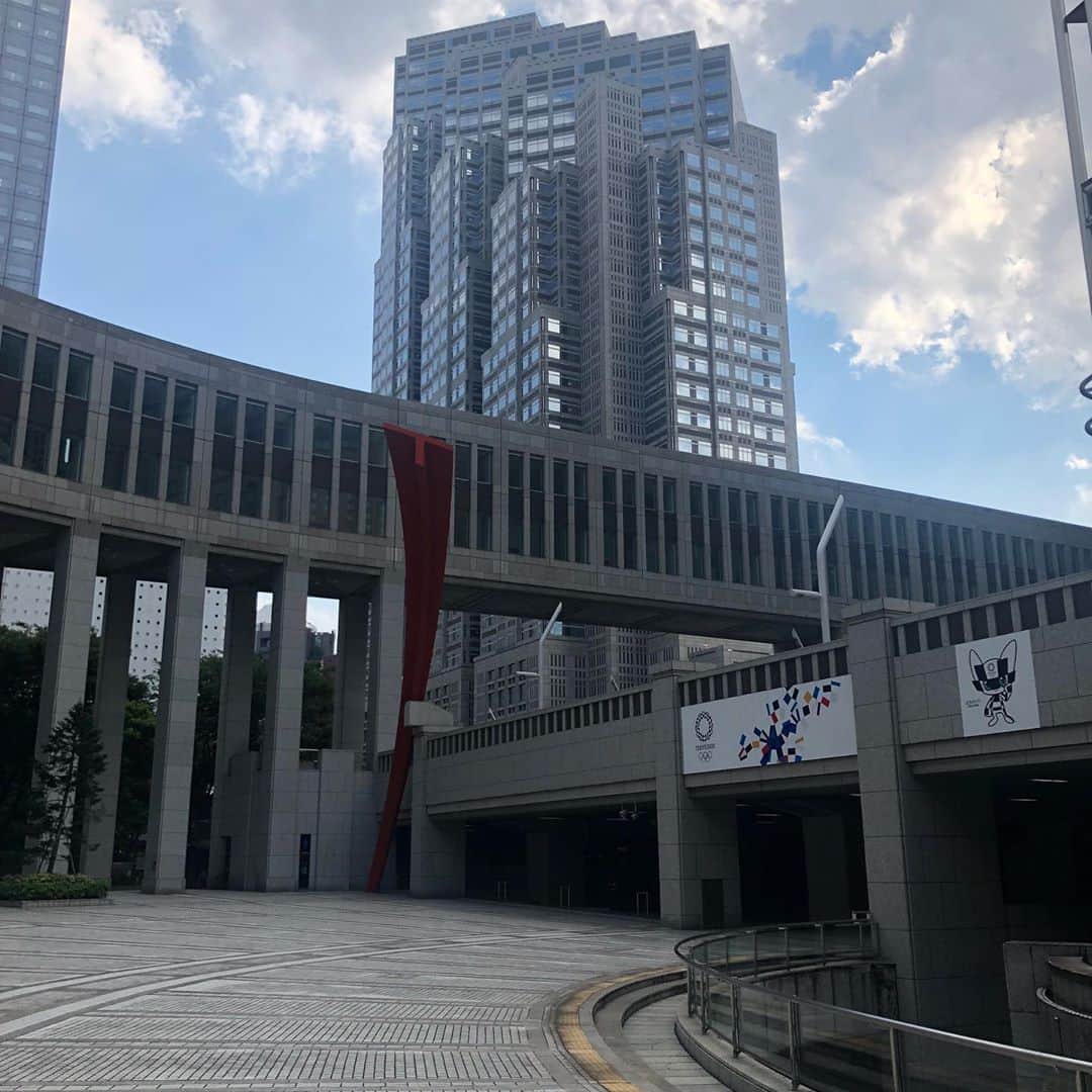 ヨネスケさんのインスタグラム写真 - (ヨネスケInstagram)「東京都議会議事堂。 初めて行きました。立派な建物ですね。小池都知事もここで答弁しているんですね。 #都議会議事堂#小池都知事#西新宿」9月8日 11時30分 - yonesuke5656