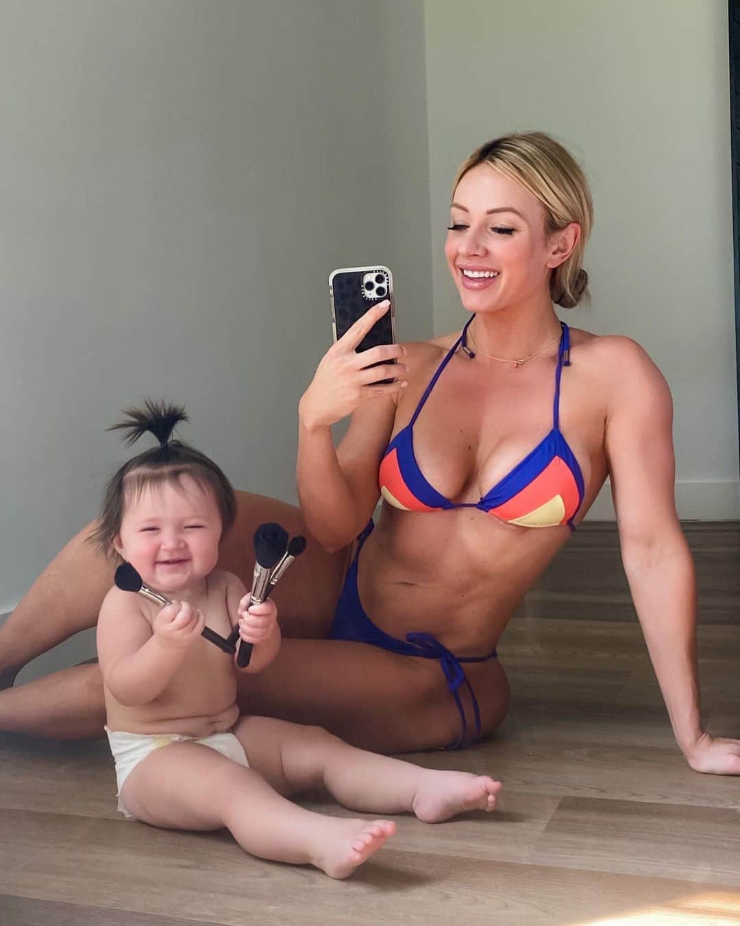 Paige Hathawayさんのインスタグラム写真 - (Paige HathawayInstagram)「This girl turns 1 next weekend. I just love her and this stage so much. My favorite little 🥜 peanut!  Last day to take advantage of @Rossaselftanning Labor Day sale! My code PHFIT is now 30% off until the end of the day! I’m wearing “Rapid” in this photo.」9月8日 2時30分 - paigehathaway