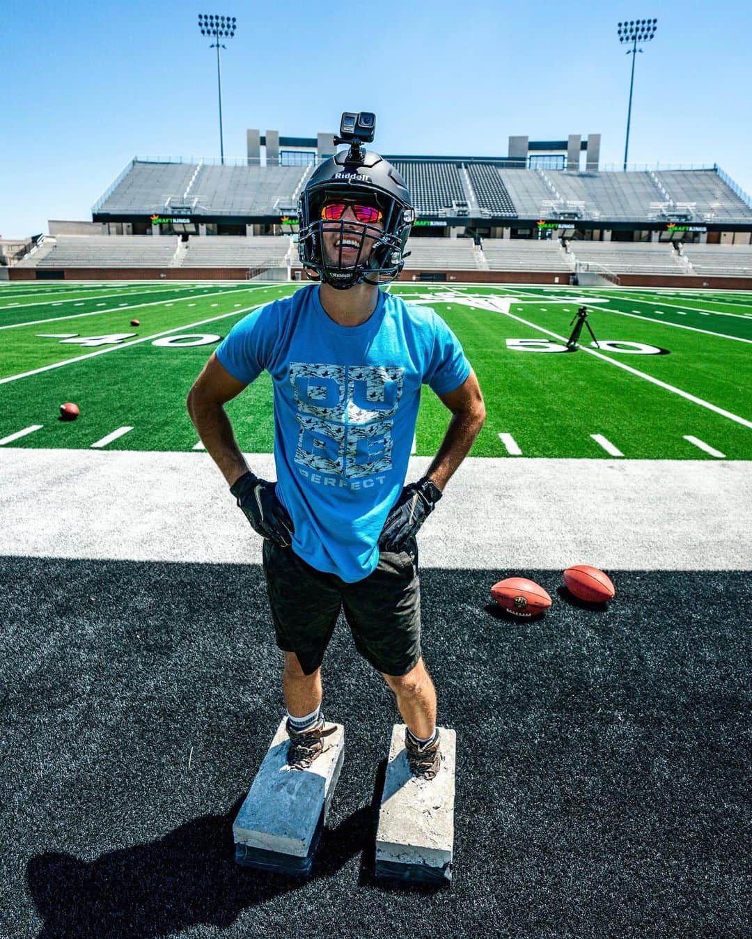 Dude Perfectさんのインスタグラム写真 - (Dude PerfectInstagram)「We invented the greatest football game ever. NEW VIDEO @ 5pm CST ON YOUTUBE!! #ConcreteCleats」9月8日 2時45分 - dudeperfect