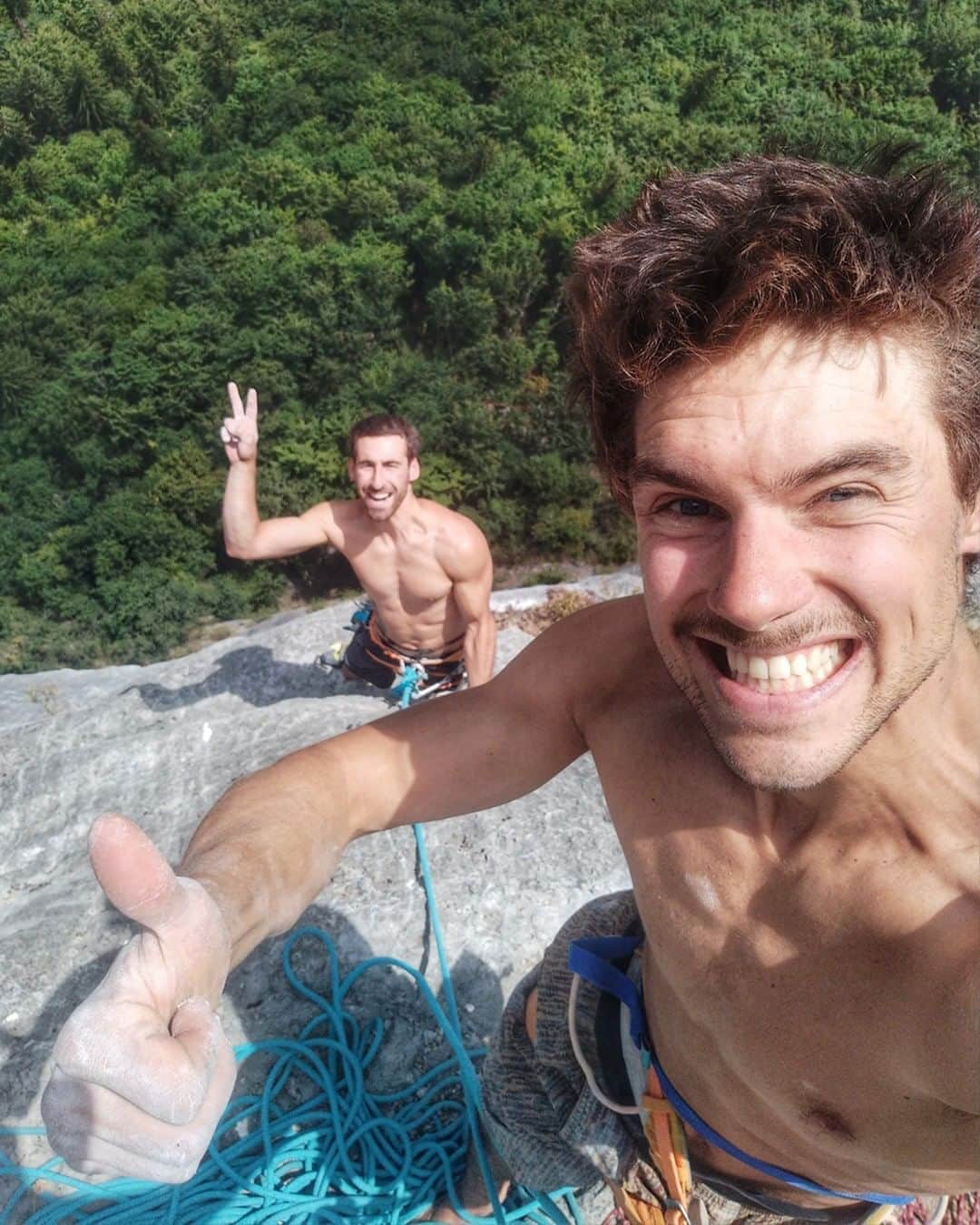 ミレーのインスタグラム：「"The Spicy week part 2". After Manitua, @symon9v went for a another one push attempt with another... Charles 😂  This time, the goal was to complete Grand Bleu (8a+, 200m) in a single day. Despite falling a first time in the crux, they succeeded on their second try although the sun rays made it even harder!  #MilletRiseUp」