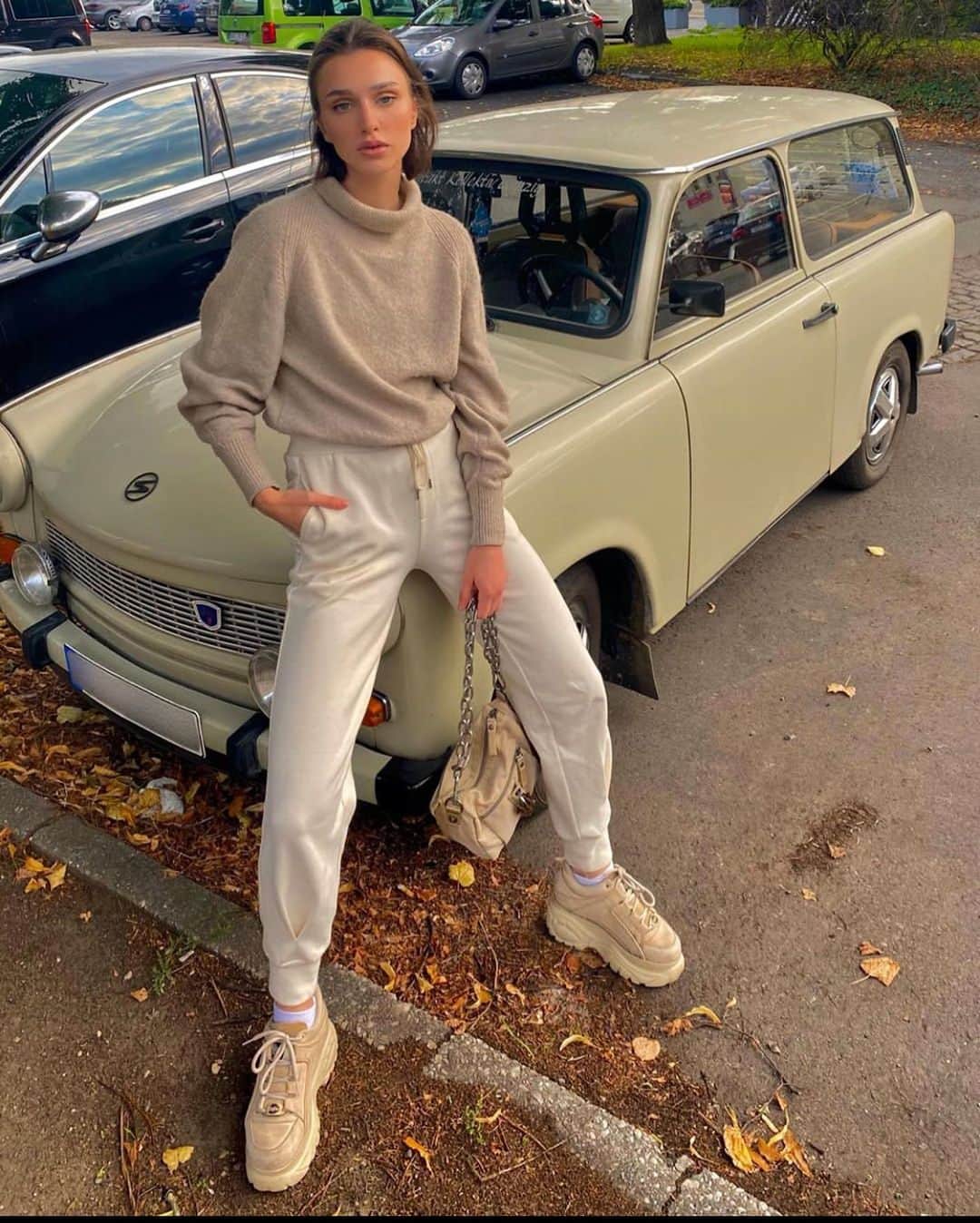 ジョージジーナ&ルーシーのインスタグラム：「@jilfilizweber with our “The Drops” in colorway “Havanna beige” #georgeginalucy #gglsquad」