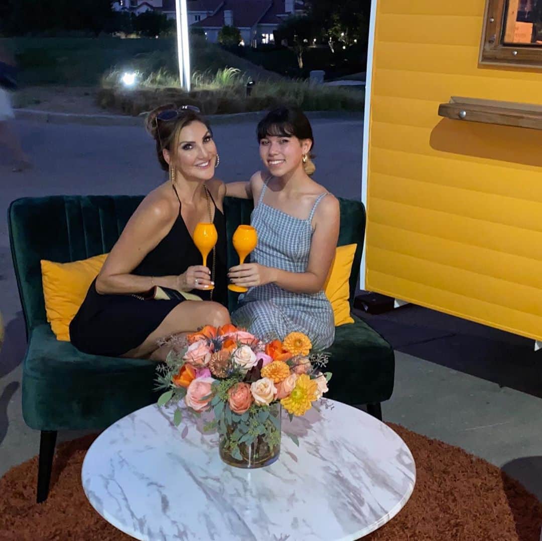 ヘザー・マクドナルドのインスタグラム：「With my daughter Mackenzie and girlfriends swipe for more at @veuveclicquot event @northranchcountryclub it was still 104 when we arrived but icey Champs, hair bun, breezy dress, flip flops and fun crowd made it cool. How did you guys survive the record breaking LA heat?」