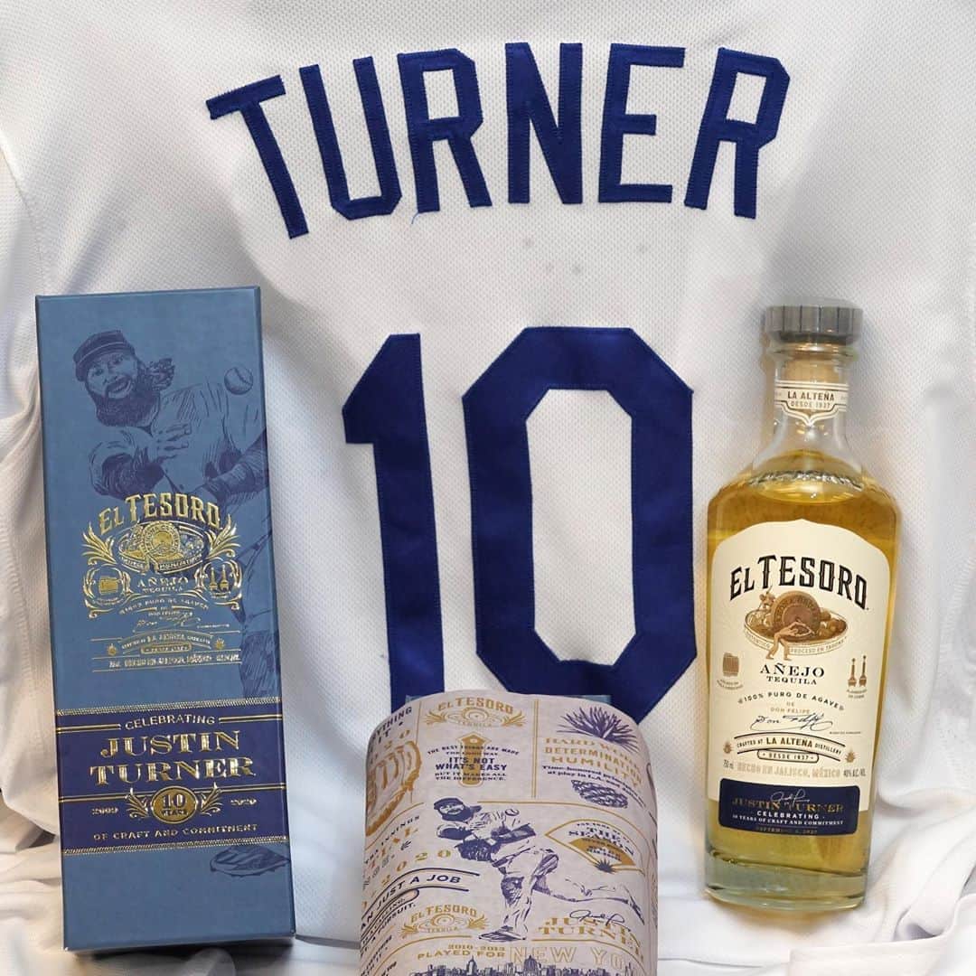 ジャスティン・ターナーのインスタグラム：「I have the most amazing wife on the planet. I didn’t even realize it, but yesterday marked 10 years of MLB service for me. When I walked into the clubhouse, there was a special edition @eltesorotequila bottle in every guys locker and she ordered my favorite cupcakes from @bigsugarbakeshop Thank you @court_with_a_k you never cease to amaze me. And thank you to everyone who has been a part of this journey with me. #Cheers #TimeFlies」