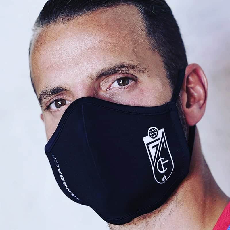 ロベルト・ソルダードのインスタグラム：「Por ti, por los tuyos, por los que ni siquiera conoces...¡Por todos! Seamos prudentes y tomemos todas las precauciones. Es mucho ya el sufrimiento acumulado por tantas personas y cuanto antes nos concienciemos de que esta situación la sacaremos adelante entre todos, con la responsabilidad individual de cada uno, mucho mejor. No es una situación fácil para nadie, pero si todos cumplimos nuestra parte, la superaremos antes.   En la vida, como en el fútbol #EternaLucha.  ¡A por la semana que empieza LaLiga!  ¡Vamos mi @granadacf !🔴⚪」