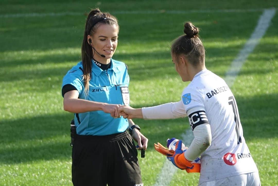 Karolina Bojarさんのインスタグラム写真 - (Karolina BojarInstagram)「Handshake during the pandemic be like 👊🏼😅  Photo @adrian_ak20 📸 #fistbump #handshake #beforethematch #football #referee #soccer #Ilovethisgame #1stWomensLeague」9月8日 3時08分 - bojarmeow