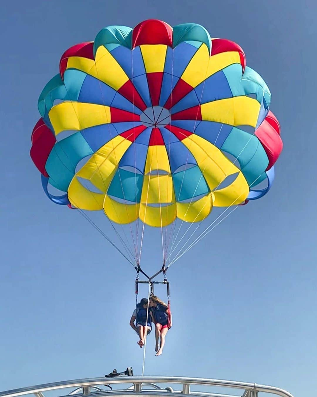 クリスタル・ハリスのインスタグラム：「Anywhere with you is my favorite 🪂 ⁣ ⁣ A day with @vallarta_adventures & @_nathan.levi_⁣ ⁣ #mexico #vallartaadventures #nayarit #jalisco #puertovallarta #adventure #parasail #ocean⁣ ⁣ 📷 @amandaarcherisme」