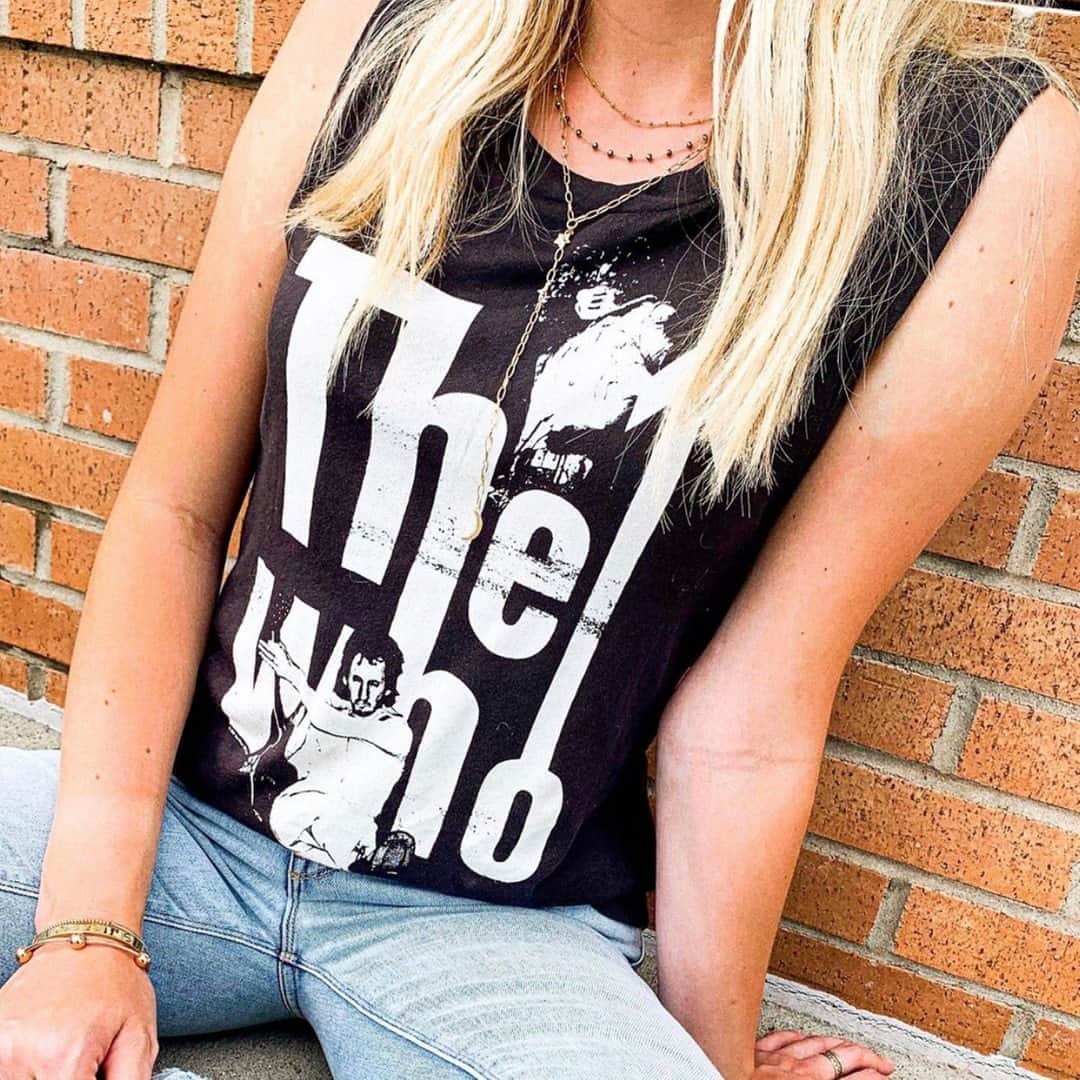 チェイサーのインスタグラム：「Just throw on a graphic tank & your outfit is perfect🖤⚡️ @lavendarboutique #chaserbrand #thewho #bandtee #graphictee #bandtank #cutestyle」