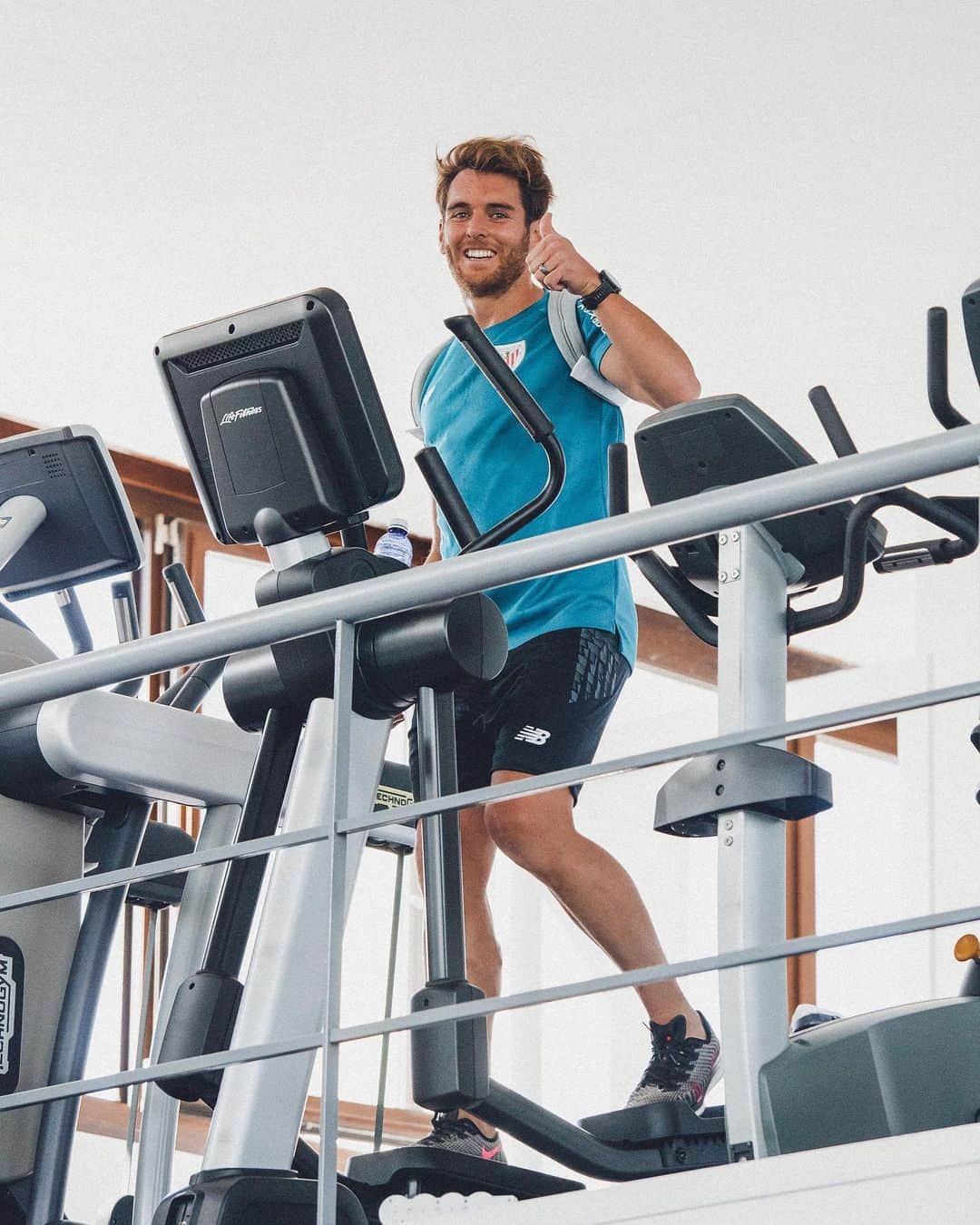 イバイ・ゴメスのインスタグラム：「Día 19. New week! 💪🏼 El hueso sigue soldando, cada vez con más rango movilidad y ya sin dolor. Hoy, cambio de estímulo, primer día de elíptica con brazos libres. ¡Un pasito más! 👣  GRACIAS a tod@s los que os interesáis por mi estado, no os imagináis todo lo que ayuda 🙏🏻 ¡Ya queda un día menos! 😀」